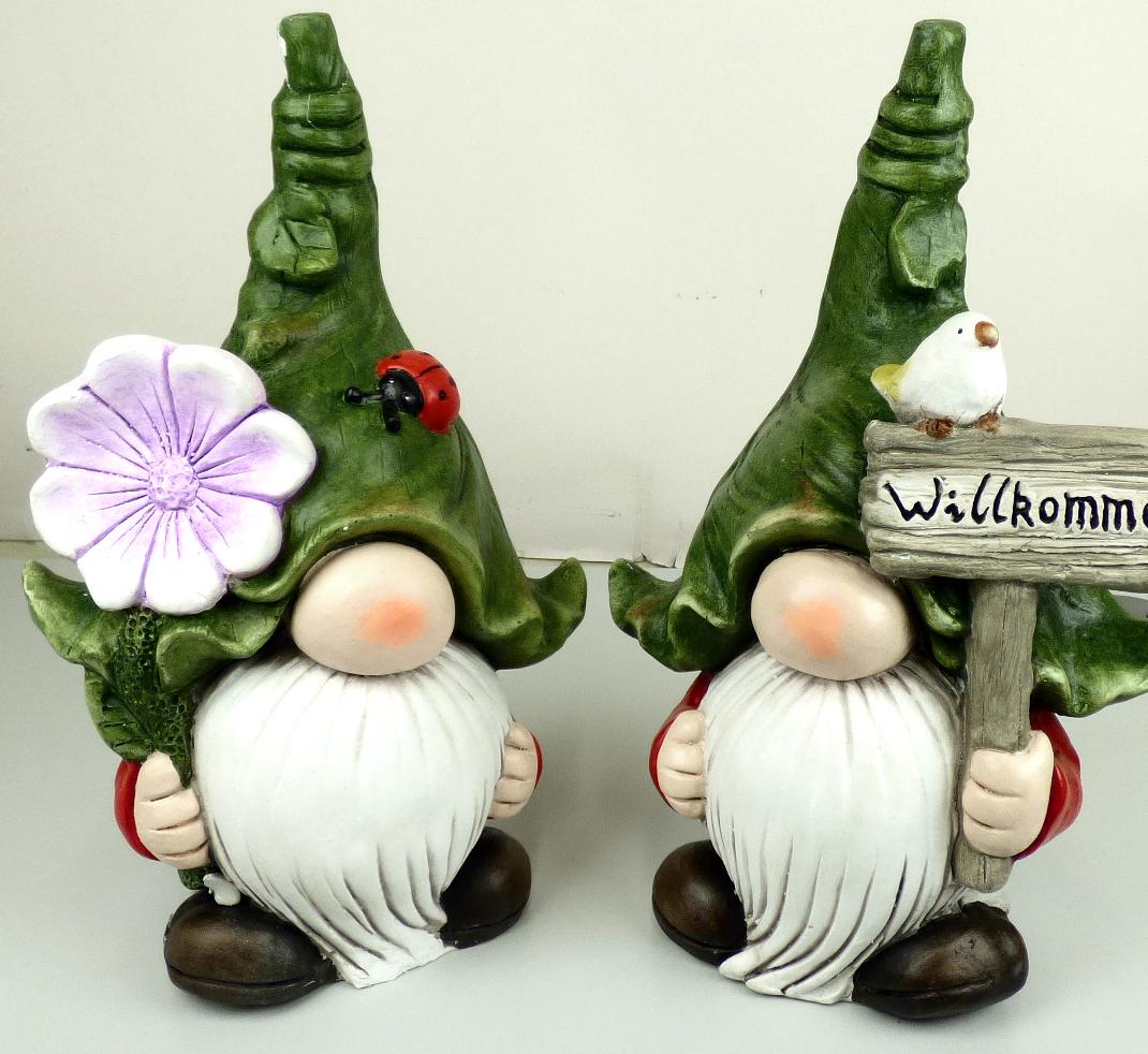 Angaben:
Dekoartikel Gartenwichtel; Abmessungen: 26 x 17 x 41 cm.

Warenbeschaffenheit:
Zwei Gartenwichtel mit weißem Bart und grüner Zipfelmütze, verziert mit einer lilafarbenen Blume bzw. einem Willkommensschild. Die Ware enthält augenscheinlich Fasern.

Befund:
Andere Waren aus Asbestzement, Cellulosezement oder dergleichen, keinen Asbest enthaltend.