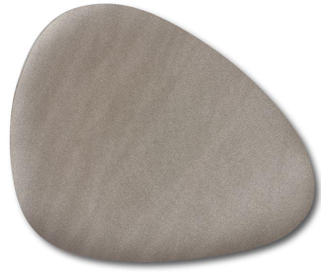 Untersetzer, sog. Platzset Kunstleder, Art. 27051, Foto siehe Anlage,
- laut Antrag:
-- in einem Polybeutel verpackt,
-- annähernd oval; in den Abmessungen von 42 cm x 34 cm,
-- aus dichten, gerauten Gewirken, die auf der Außenseite mit geprägtem, mit metallisierter Farbe
   bestrichenem Zellkunststoff (PVC) überzogen sind (Meterware der Position 5903),
- in anderer als quadratischer oder rechteckiger Form zugeschnitten, somit konfektioniert,
- dient als Untersetzer z. B. für Teller bei Tisch,
- ist aufgrund des Materials feucht abwischbar ("waschbar") und kennzeichnet sich aufgrund des
  Verwendungszwecks als Tischwäsche.

"Tischwäsche aus Spinnstoffen, aus Gewirken"