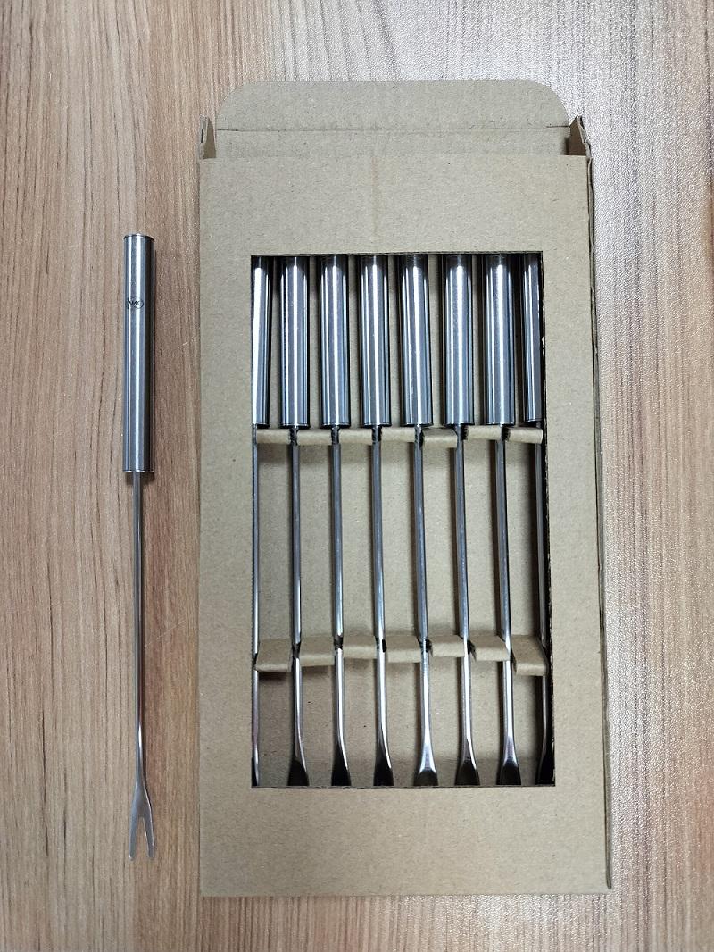 Fonduegabel-Set

- Set, bestehend aus acht identischen, vollständig aus nicht rostendem Stahl
  gefertigten Gabeln, jeweils mit zwei Zinken

- mit einer Länge von ca. 20 cm

- in einem Karton verpackt

Abbildung siehe Anlage.

Derartige Erzeugnisse gehören als "Gabeln, mit arbeitendem Teil aus nicht rostendem Stahl, nicht versilbert, vergoldet oder platiniert" zum TARIC-Code 8215 9910 00.