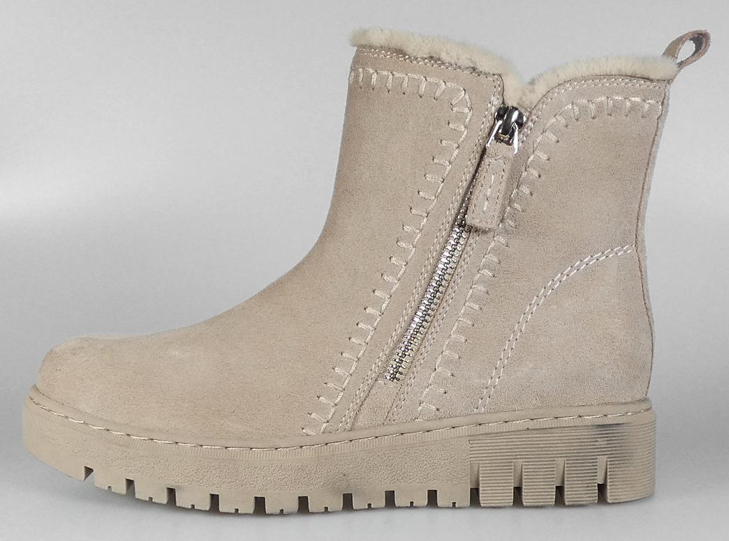 Stiefel, Größe 37, Foto siehe Anlage,
- mit Laufsohlen aus laut Antrag Kunststoff, ohne Hauptsohle aus Holz,
- mit Oberteil aus Leder,
- auf das Oberteil ist ein Verstärkungsteil aus Leder aufgesetzt,
- an der Innenseite mit einem Reißverschluss,
- an der Außenseite mit einem Zierreißverschluss versehen,
- mit Ziernähten versehen,
- ohne Metallschutz in der Vorderkappe,
- den Knöchel, jedoch nicht die Wade bedeckend,
- mit einer Länge der Innensohle von ca. 24,3 cm,
- als Frauenschuhe erkennbar,
- mit Plüschgewirken gefüttert.

"Schuhe mit Laufsohlen aus Kunststoff und Oberteil aus Leder, andere als in den Unterpositionen
 (HS) 6403 12 bis 6403 59 genannte, den Knöchel bedeckend, andere als in der Unterposition
 (KN) 6403 9105 genannte, jedoch nicht die Wade bedeckend, mit einer Länge der Innensohle von
 mehr als 24 cm, für Frauen, andere als im TARIC-Code 6403 9118 10 genannte"