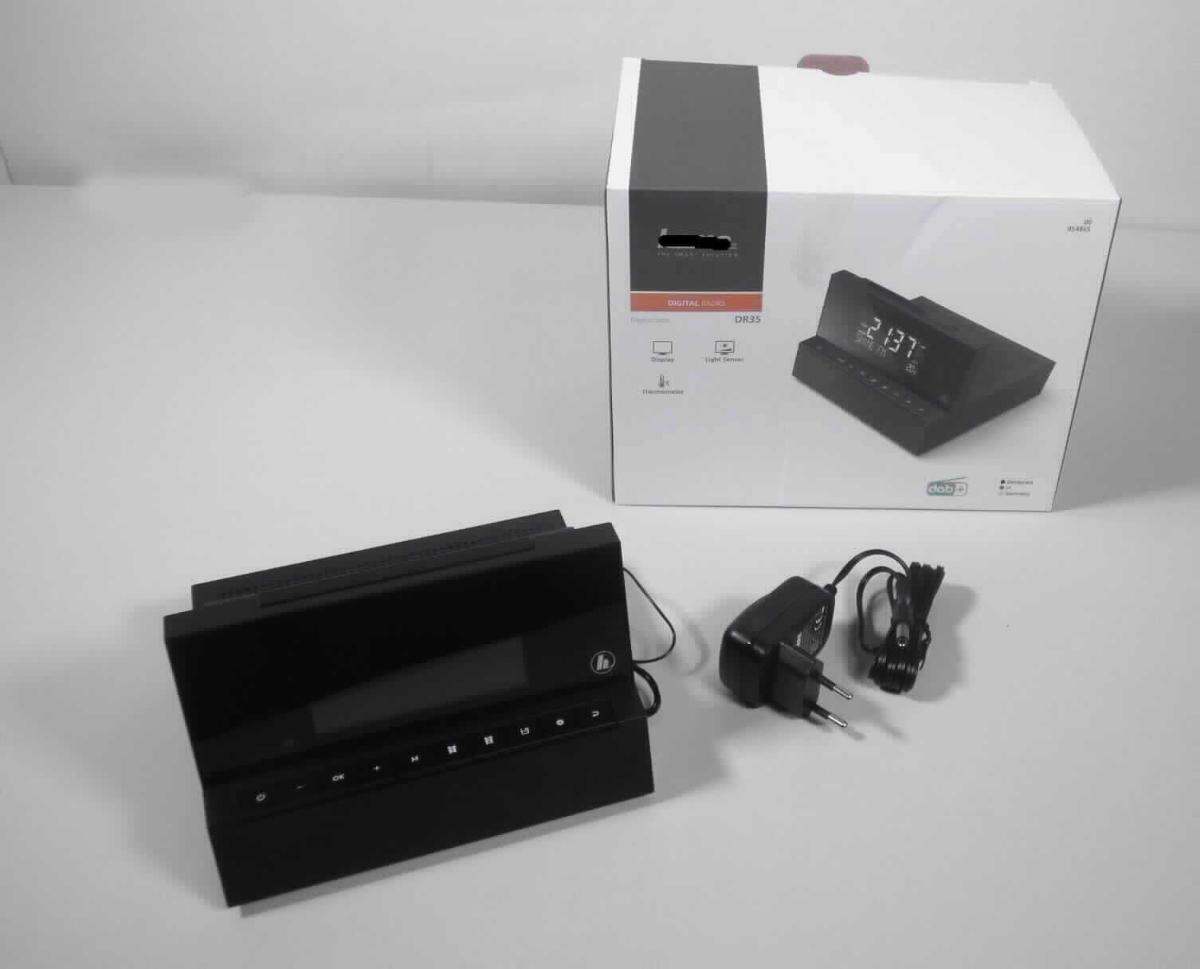 Rundfunkempfangsgerät
- aus einem Rundfunkempfangsteil für den DAB/DAB+ und FM-Empfang, Uhr mit Weckfunktion,
  Tonfrequenzverstärker, Lautsprecher und Temperatursensor in einem Gehäuse mit 3"-Display, 
  Bedienelementen, Kopfhörerausgang, Audioeingang, Stromanschluss und USB-Anschluss für 
  Updates (Abbildung siehe Anlage),
- zum Rundfunkempfang im DAB- und  UKW-Bereich, zur Uhrzeitanzeige einschließlich Weckfunktion 
  sowie zum Messen der Temperatur,
- zusammen mit Beipack (Netzteil, Bedienungsanleitung) in einer gemeinsamen Verkaufsverpackung.
Der Radiowecker bestimmt den Charakter des Ganzen.
  
"Netzbetriebenes Rundfunkempfangsgerät, nicht von den Unterpositionen 8527 1210 bis 8527 2900
 erfasst, nicht mit Tonaufnahme- oder Tonwiedergabegerät, jedoch mit Uhr kombiniert - charakter-
 bestimmend -, zusammengesetzt mit einem Temperatursensor, in Warenzusammenstellung mit 
 nicht charakterbestimmendem Beipack, in Aufmachung für den Einzelverkauf; Radiowecker"