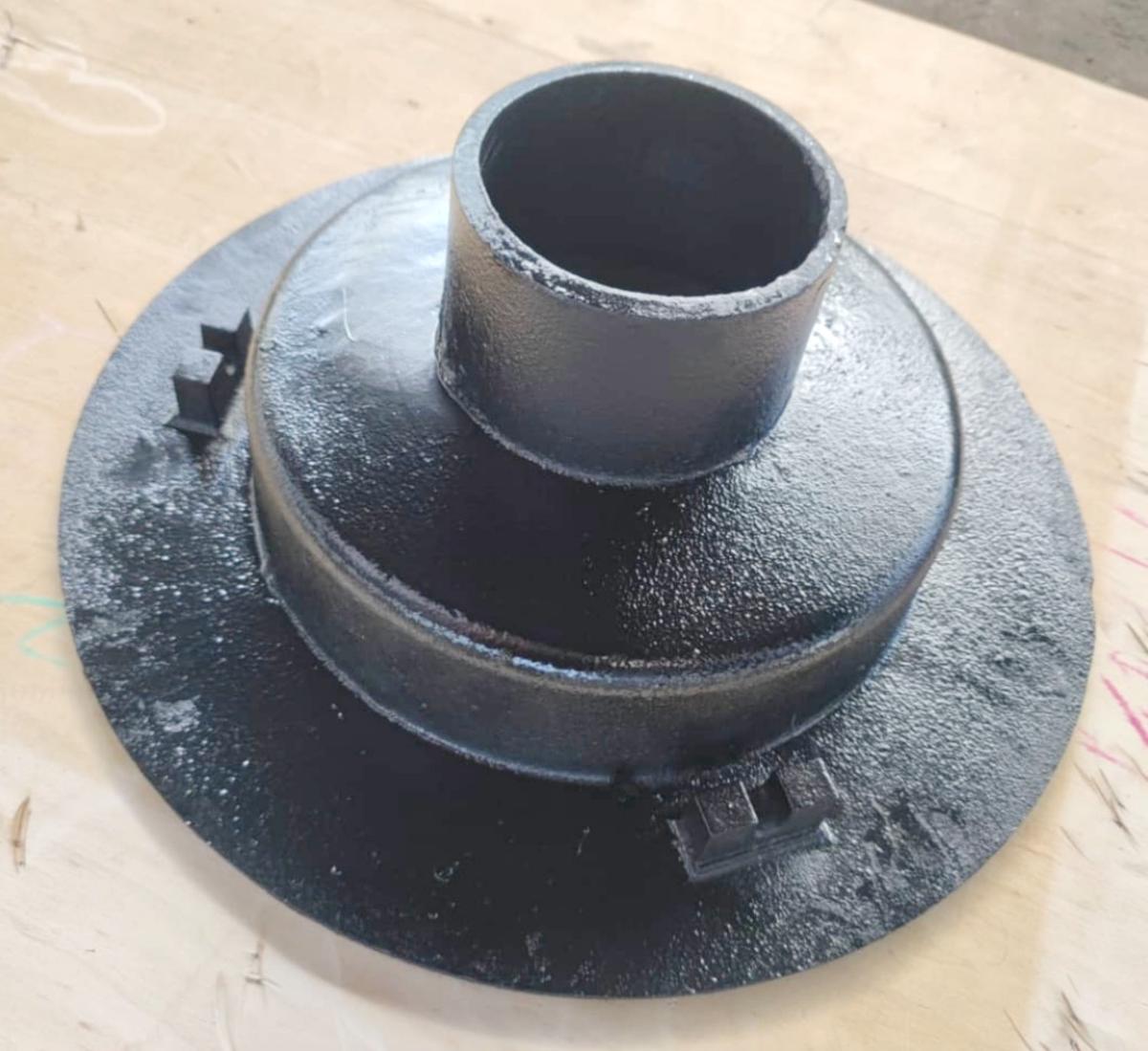 Ware aus Gusseisen

Bei der Ware handelt es sich gemäß den vorgelegten Antragsangaben um einen Rinnen-Aufsatz aus Gusseisen mit Kugelgraphit (Werkstoff EN GJS-350-22-LT). 
Die Ware hat einen runden Querschnitt und ist trichterförmig. Die Höhe der Ware beträgt 200 mm, der größte Durchmesser beträgt 540 mm. 
Die Ware wird als Rinnen-Aufsatz als Übergang für Oberflächenwasser in Abwasserrinnen eingesetzt und im Bereich der Brückenentwässerung verwendet. 

Die Ware ist als andere Waren aus Eisen oder Stahl, gegossen, andere, andere, aus Gusseisen, andere, in die Codenummer 7325 9910 90 0 des Zolltarifs einzureihen.