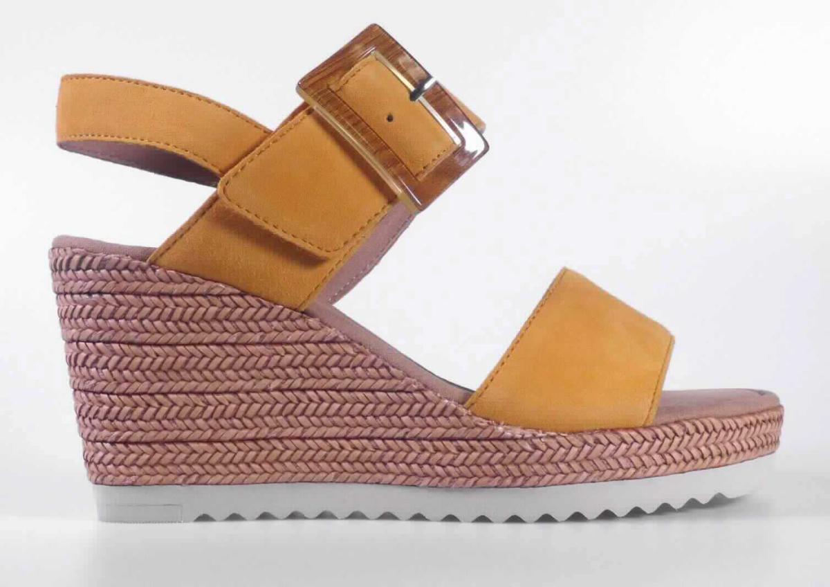 Sandalen mit Absatz (lt. Antrag: "Freizeitschuh für Damen", Größe 4,5, Foto siehe Anlage)
- mit Laufsohlen aus Kautschuk/Kunststoff; ohne Hauptsohle aus Holz,
- mit zehenfreiem Oberteil (nicht geschlossenes Blatt) aus Leder,
- mit Schnallenverschluss und Klettverschluss,
- nicht den Knöchel bedeckend,
- mit einer größten Höhe des Absatzes und der Sohle von ca. 9 cm.

"Schuhe mit Laufsohlen aus Kautschuk/Kunststoff und Oberteil aus Leder, andere als in den Unterpositionen 
 6403 1200 bis 6403 9905 genannte, mit nicht geschlossenem Blatt, mit Absatz und Sohle mit einer größten 
 Höhe von mehr als 3 cm"
