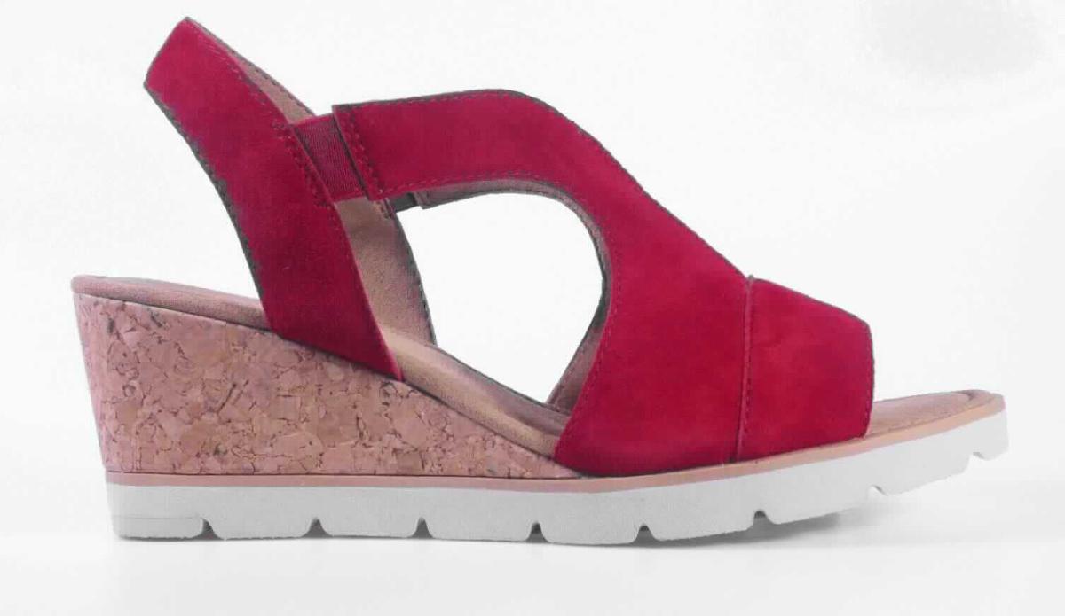 Sandalen mit Absatz (lt. Antrag: "Freizeitschuh für Damen, Größe 4,5", Foto siehe Anlage)
- mit Laufsohlen aus Kautschuk/Kunststoff; ohne Hauptsohle aus Holz,
- mit zehenfreiem Oberteil (nicht geschlossenes Blatt) aus Leder (den größten Teil 
  der Außenfläche bildend) und Spinnstoff,
- nicht den Knöchel bedeckend,
- mit einer größten Höhe des Absatzes und der Sohle von ca. 6,5 cm.

"Schuhe mit Laufsohlen aus Kautschuk/Kunststoff und Oberteil aus Leder, andere als in den
 Unterpositionen 6403 1200 bis 6403 9905 genannte, mit nicht geschlossenem Blatt, mit 
 Absatz und Sohle mit einer größten Höhe von mehr als 3 cm"