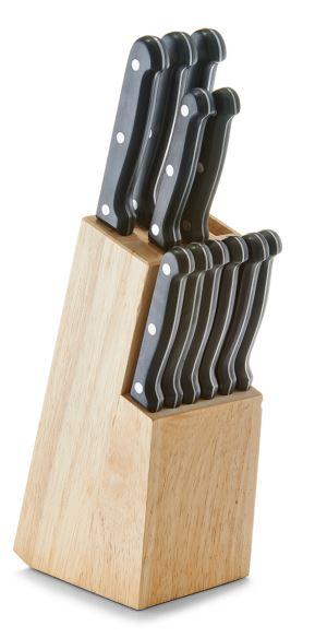 "Messerblock-Set 13-tlg."
Warenzusammenstellung in Aufmachung für den Einzelverkauf, bestehend aus

- einer Zusammenstellung aus elf verschiedenartigen Küchenmessern mit unterschiedlicher/m
  Klingenlänge, -form und -schliff (Pos. 8211)
- - jeweils mit einer schneidenden, feststehenden Klinge (arbeitender Teil) aus nicht rostendem
    Stahl sowie mit zwei Griffschalen aus Kunststoff, die auf einem Erl aus nicht rostendem
    Stahl befestigt und mit Nieten aus nicht rostendem Stahl verziert sind

- einer Küchenschere (Pos. 8213)
- - mit zwei Scherenblättern aus nicht rostendem Stahl, mit ringartigen Ösen aus Kunststoff
    zum Durchstecken der Finger
- - an den Innenseiten der Griffe mit gezahnten Stahlblechzuschnitten ausgestattet, die als
    Flaschenöffner dienen

- einem Messerblock (Pos. 4419)
- - in Form eines schräg stehenden Vierkantblocks (Höhe x Breite x Tiefe: ca. 32,5 cm x 9 cm x 12 cm)
- - vollständig aus Gummibaumholz hergestellt
- - mit elf schmalen Aussparungen unterschiedlicher Länge zur Aufnahme der Küchenmesser
    und einer breiten Aussparung zur Aufnahme der Küchenschere versehen

Abbildung siehe Anlage.

Die Erzeugnisse sind zusammen in einem bedruckten Pappkarton verpackt

Die Messer bestimmen hinsichtlich der Menge und des Wertes den Charakter der Warenzusammenstellung.

Derartige Erzeugnisse gehören als "Zusammenstellungen von Messern mit schneidender Klinge aus
unedlem Metall, auch gezahnt, andere als die der Position 8208" zur Codenummer 8211 1000 00 0 des Zolltarifs.