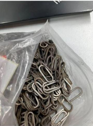 Es handelt sich um flache Erzeugnisse aus Stahl, in Form einer annähernd ovalen Scheibe mit mittiger Lochung. Die Erzeugnisse werden in einem Fahrradrahmen verbaut und gemeinsam mit einer Schraubverbindung in der Art einer Unterlegscheibe verwendet, wobei die ovale Form die Längenverstellbarkeit der Schraubverbindung gewährleistet.
Abmessungen (Länge x Breite x Höhe): 25 mm x 10 mm x 1 mm.
- Antragstellerangabe -

Abbildung siehe Anlage.

Derartige Erzeugnisse gehören als "andere, den Unterlegscheiben ähnliche Waren aus Stahl, ohne Gewinde" zum TARIC-Code 7318 2900 90.

Nicht Position 8714, weil Waren der Position 7318 gemäß Anmerkung 2 Absatz 1 a) zu Abschnitt XV als "Teile mit allgemeiner Verwendungsmöglichkeit" gelten, welche nach der Anmerkung 2 b) zu Abschnitt XVII aus dem Abschnitt XVII ausgewiesen werden.