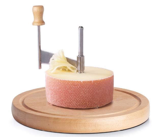 "Käseschneide-Set" (Artikel-Nr. 25586), im Wesentlichen bestehend aus

- einer runden Grundplatte aus Holz (Buche) mit einem Durchmesser
  von etwa 22 cm und mit vier jeweils rechtwinklig angebrachten
   "Antirutsch-Dornen" aus Stahl

- einem etwa 13 cm langen Haltestab aus Stahl, der senkrecht in der Mitte der
  Holzplatte angeschraubt wird

- einer "Kurbel" mit integriertem Schabmesser aus Stahl (arbeitender Teil), die an
  einem Ende mit einer Führungshülse zum Aufsetzen der "Kurbel" auf den
  Haltestab versehen ist und am anderen Ende einen etwa 7 cm langen, mit einem
  Holzknauf ausgestatteten Stab (ebenfalls aus Stahl) aufweist

- mit einem Gewicht von weniger als 10 kg

Das Erzeugnis dient zum dünnen Abschaben von Käse. Dazu wird der Käselaib mittels der "Dornen" und des Haltestabes auf der Holzplatte befestigt und das Schabmesser kreisförmig mit Druck über den Käse geführt.

Abbildung siehe Anlage.

Das noch nicht zusammengesetzte Erzeugnis ist in einer Kunststofffolie und einem Pappkarton verpackt.

Derartige Erzeugnisse gehören als "von Hand zu betätigende mechanische Geräte, mit einem Gewicht von 10 kg oder weniger, zum Vorbereiten, Zubereiten oder Anrichten von Speisen, mit arbeitendem Teil aus unedlem Metall" zur Codenummer 8210 0000 00 0 des Zolltarifs.