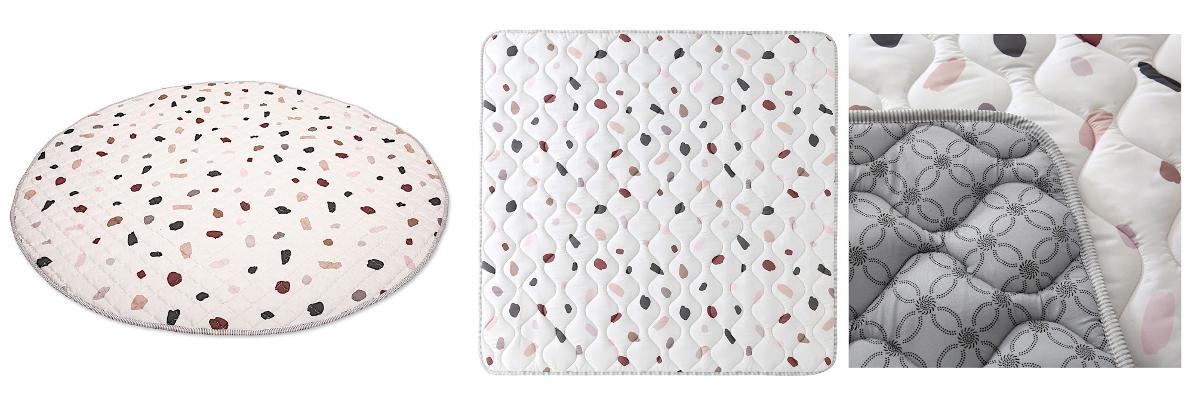 Bei der sog. "gesteppten Decke aus Polyester mit Füllung, Modell HM-RM-150-C; Modell HM-SM-127-C" handelt es sich um eine rechteckige, etwa 127 x 127 x 2 cm (L x B x H) bzw. eine runde 150 x 2 cm (d x H) große Unterlage mit einer Oberseite aus (lt. Antrag Polyester), einer Polsterung (lt. Antrag aus Polyester bzw. Polyurethan) und einer Unterseite aus einem Spinnstoff (lt. Antrag Polyester), die rutschhemmend und punktuell mit PVC bedruckt ist. Die Lagen sind in mehreren Linien gesteppt miteinander verbunden. Die Ränder sind mit einem Streifen aus Spinnstoff eingefasst.
Das Erzeugnis dient als Unterlage für das Bett/Kinderbett und den Boden.

Die Ware ist als "den Bettausstattungen ähnliche Ware, Decke, gepolstert, nicht von den Unterpositionen (HS) 9404 21 bis 9404 40 erfasst, nicht mit Federn oder Daunen gefüllt" einzureihen.