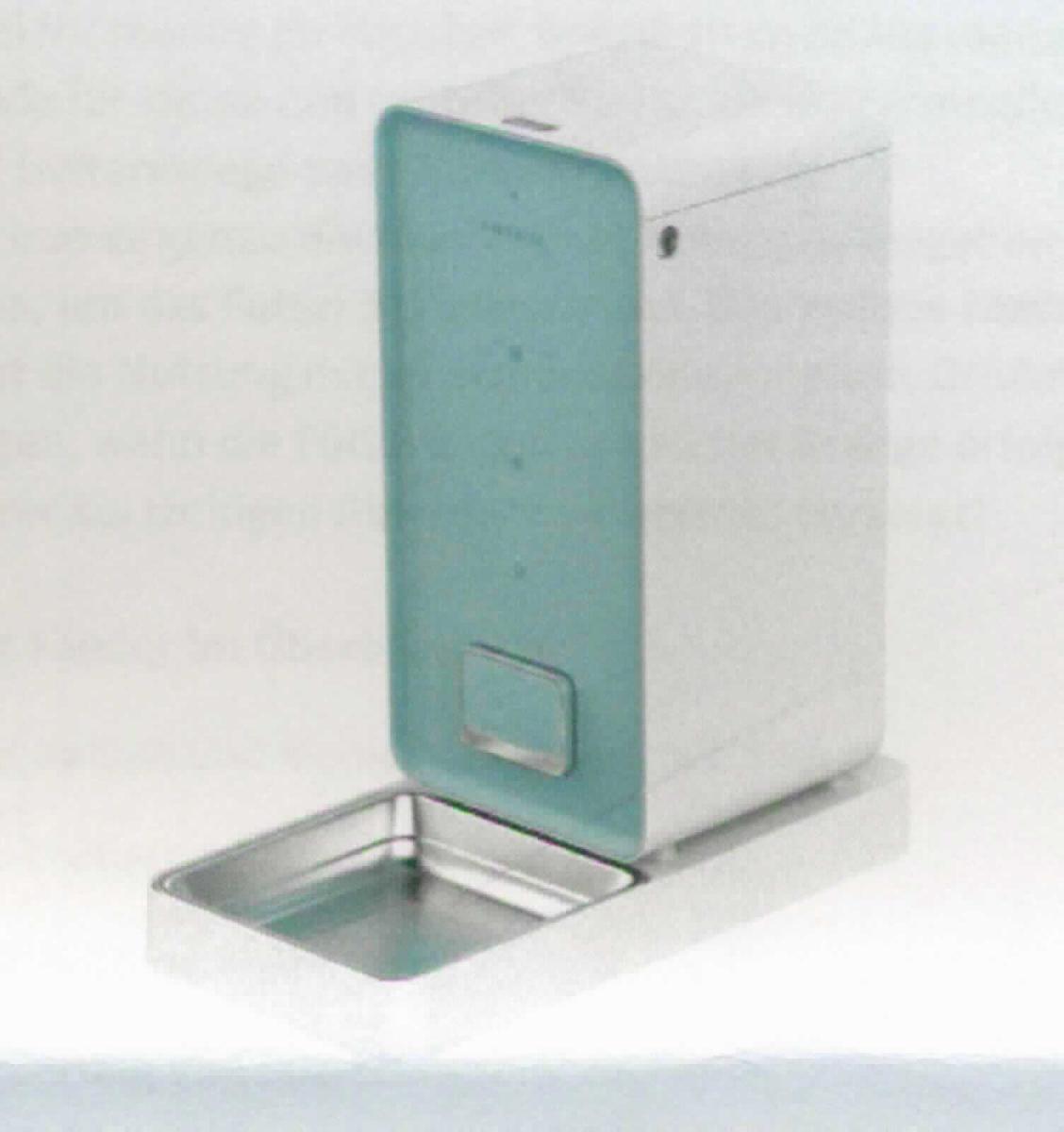 Futterautomat (Abbildung siehe Anlage)
- aus einem rechteckigen Futterbehälter (Fassungsvermögen: 5,9 l) aus Polystyrol
  aufgesetzt auf einer Basis mit Napf aus Edelstehl (Abmessung Napf: 19,5 x 19,5 x 4,5 cm; 
  Abmessungen insgesamt: 44,5 x 22,3 x 50,0 cm) mit eingebautem Elektromotor, WLAN-
  Modul sowie Steuerelektronik, integriertem Schwingstab, Federprüfbrett, Silikonlaufrad, 
  Sensoren, Futtertür mit doppeltem Silikondichtungsring, Füllstandsanzeige, Status-LEDs, 
  Anti-Rutsch-Füßen, Timer zur Einstellung der Fütterungszeiten und Batteriefach,
- mit einem Gewicht von 5,0 kg,
- üblicherweise zur Verwendung im Haushalt zum manuellen und zeitgesteuerten Freigeben 
  von Tierfutter für Hunde und Katzen - kennzeichnende Haupttätigkeit - sowie zum Senden, 
  Konvertieren und Empfangen von Daten in einem drahtlosen Netzwerk im WLAN Standard,
- zusammen mit Beipack (Netzteil, Trockenmittel, Bedienungsanleitung) in einer gemeinsamen 
  Verkaufsumschließung.
Der Futterautomat bestimmt den Charakter des Ganzen.

"Elektromechanisches Haushaltsgerät mit eingebautem Elektromotor, kein Staubsauger der 
 Position 8508, kein Lebensmittelzerkleinerungs- und - mischgerät oder Frucht- und Gemüse-
 presse - Futterautomat, mit einem Gewicht von weniger als 20 kg, Kombination aus elektro-
 mechanischem Haushaltsgerät - kennzeichnende Haupttätigkeit - und Kommunikationsgerät, 
 in Warenzusammenstellung mit nicht charakterbestimmendem Beipack."