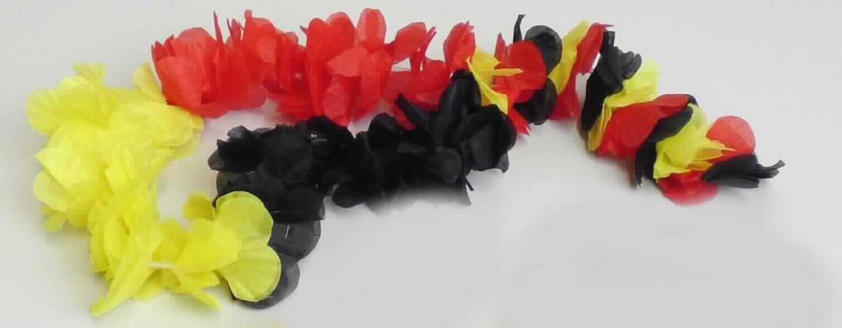 Ware aus künstlichen Blumen, sog. Stirnband "Laola" (Art. 07844022-00000), Foto siehe Anlage, 
- stellt sich als bunte Blütenkette mit einem Durchmesser von ca. 24 cm und einem Schweif von ca. 20 cm dar,
  bestehend aus: 
- künstlichen, einfarbigen (schwarzen, roten, gelben) Blütenblättern aus Spinnstoff, 
- - mehrere gleichfarbige Blütenblätter sind hintereinander angeordnet, 
- künstlichen, röhrchenförmigen Stängeln aus Kunststoff, 
- - trennen die verschiedenfarbigen Blütenblätter voneinander, 
- zwei Blütenblätter und ein Stängel sind jeweils abwechselnd auf einem Spinnstofffaden aufgereiht (entspricht 
  einer Blumenbindetechnik), 
- die Blütenblätter aus Spinnstoff bestimmen aufgrund ihres Umfangs und nach dem äußeren Erscheinungsbild 
  den wesentlichen Charakter der Ware, 
- eine Einreihung in Position 9505 als Fest-, Karnevals-/Faschings- oder andere Unterhaltungsartikel ist
  ausgeschlossen, da die Ware nicht ausschließlich als Festartikel entworfen, angefertigt und anerkannt wird;
  sie enthält keine Aufdrucke, Verzierungen, Symbole oder Inschriften und ist folglich auch nicht für einen
  spezifischen festlichen Anlass bestimmt,
- wird als Girlande aus künstlichen Blumen von der Position 6702 erfasst.

"Ware aus künstlichen Blumen, aus anderen Stoffen als Kunststoff"