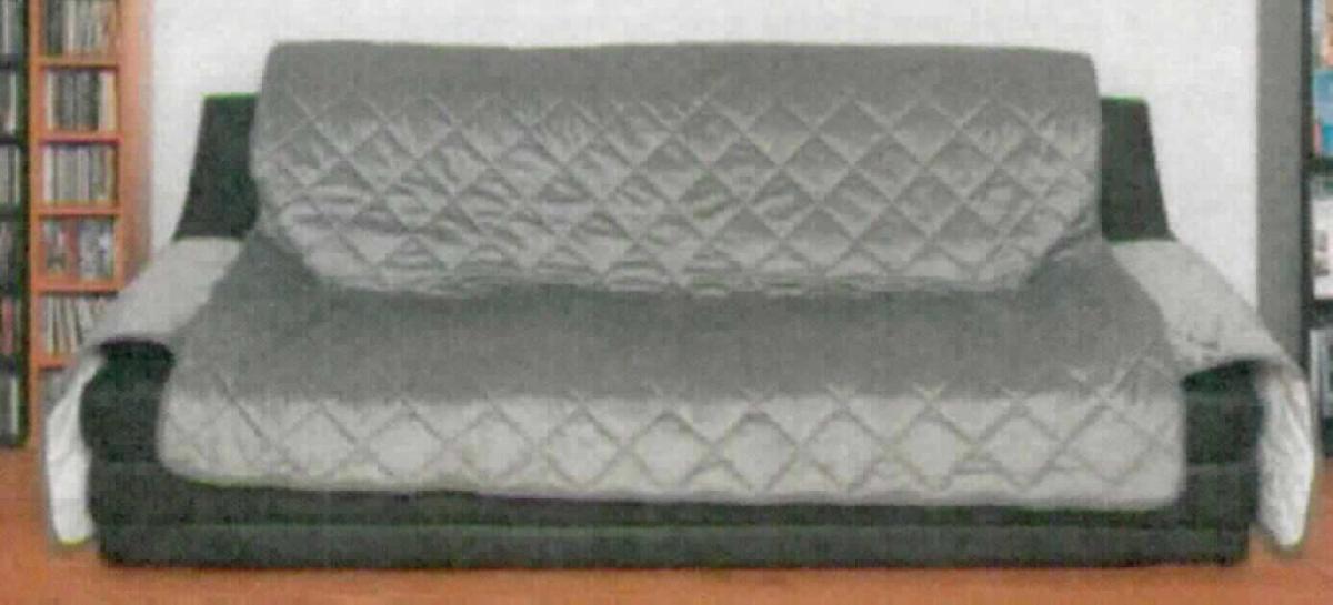 Sofaschoner, sog. Smartpet Sofaüberwurf, Fotos siehe Anlage,
- in einer einfachen Aufbewahrungstasche aus Kunststoff verpackt [übliche Verpackung i. S. d. AV 5 b)],
- kreuzförmig, als Wende-Sofaschoner gearbeitet; laut Antrag in den Abmessungen: 170 cm x 242 cm,
- aus dreilagigen, durch Steppen abgeteilten Flächenerzeugnissen (Meterwaren der Position 5811) mit zwei 
  äußeren Lagen aus verschiedenen einfarbigen (grau und weiß) Samtgewirken aus laut Antrag 100 % Polyester
  (synthetische Chemiefasern) und einer Zwischenlage aus Wattierungsstoff, 
- an den Rändern mit schmalen Streifen aus einfarbigen Gewirken eingefasst,
- durch Zusammennähen konfektioniert,
- dient laut Antrag dem Schutz des Sitzmöbels; wird als Zubehör für Sitzmöbel nicht vom Warenkreis der 
  Position 9401 erfasst und stellt sich damit als Ware zur Innenausstattung dar, 
- u. a. aufgrund des Verwendungszwecks und der Form keine Ware der Position 9404.

"Andere Ware zur Innenausstattung (Sofaschoner) aus Spinnstoffen, keine Ware der Position 9404, aus 
 Gewirken"