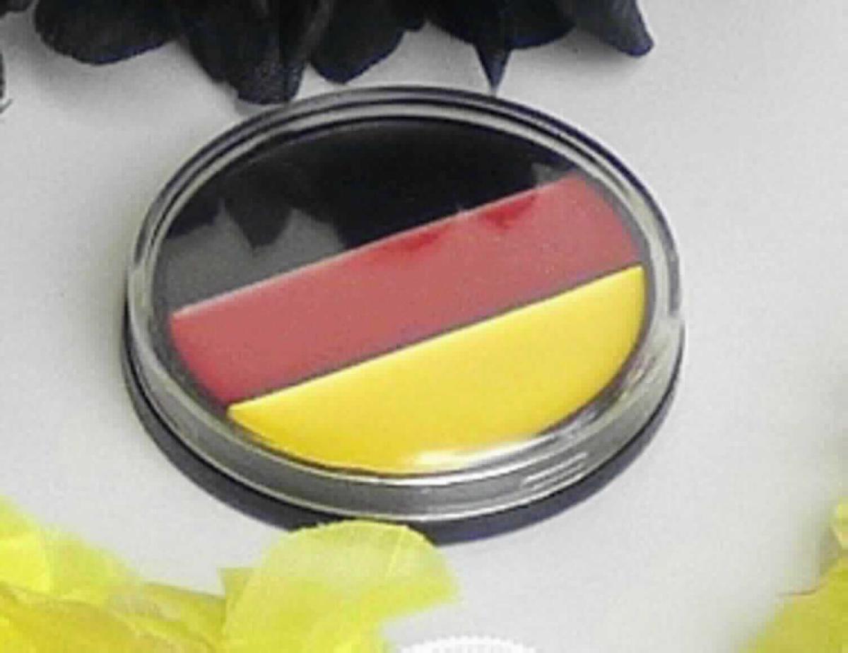 Schminke

Bei der vorgelegten Ware handelt es sich um eine cremige Masse in der Farben schwarz, rot und gelb, die in einer runde schwarzen Kunststoffdose mit durchsichtigem Deckel abgefüllt ist. Das Erzeugnis soll zum Schminken verwendet werden.

Die Ware ist als anderes Erzeugnis zum Schminken in die Unterposition 3304 9900 der Kombinierten Nomenklatur einzureihen.