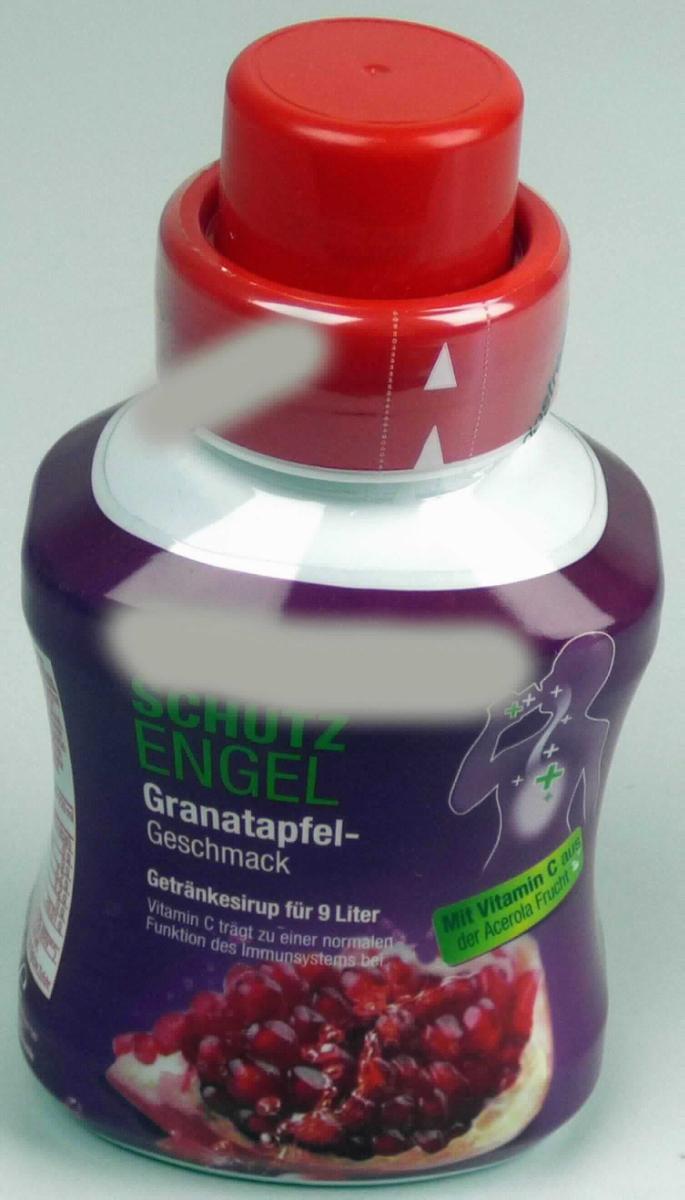 Zuckerhaltiger Getränkesirup, Granatapfel

Vorgelegt wurde eine weiße, für den Einzelverkauf aufgemachte, vollständig mit einer mehrfarbig bedruckten Kunststofffolie umhüllte Kunststoffflasche mit rotem Schraubdeckel. Der Aufdruck enthält Angaben über den Vertreiber und die Produktbezeichnung, den Inhalt (375 ml), die Zutaten, die Zubereitung (1 Teil Sirup + 23 Teile Wasser im Glas oder in der Flasche mischen) und die Nährwerte.
Inhalt: Rote, klare, sirupöse Flüssigkeit; Geschmack sauer, nach Granatapfel, süß. Anleitungsgemäßes Verdünnen mit Wasser ergibt ein Getränk mit Granatapfelgeschmack.

Antragsangaben:
Saccharose/Invertzucker/Isoglucose: mehr als 50 und weniger als 70 GHT
Stärke/Glucose, Milchfett und Milchprotein: nicht enthalten
Alkoholgehalt: mehr als 0,5 % vol.

Lebensmittelzubereitung, anderweit weder genannt noch inbegriffen; zusammengesetzte alkoholhaltige Zubereitung der zum Herstellen von Getränken verwendeten Art, nicht auf der Basis von Riechstoffen; mit einem Gehalt an zugesetztem Rohr- oder Rübenzucker der Unterpositionen 1701 91 bis 1701 99 der KN von weniger als 65 % des Nettogewichts.
