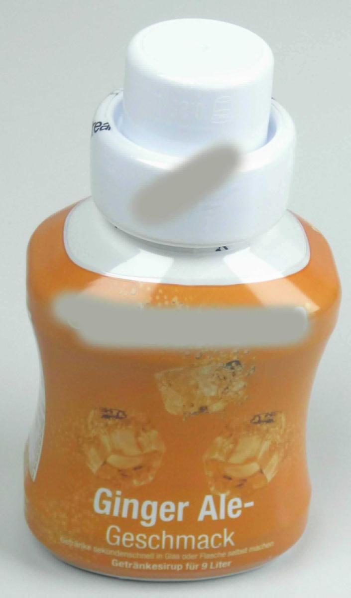 Zuckerhaltiger Getränkesirup, Ginger Ale

Vorgelegt wurde eine weiße, für den Einzelverkauf aufgemachte, vollständig mit einer mehrfarbig bedruckten Kunststofffolie umhüllte Kunststoffflasche mit weißem Schraubdeckel. Der Aufdruck enthält Angaben über den Vertreiber und die Produktbezeichnung, den Inhalt (375 ml), die Zutaten, die Zubereitung (1 Teil Sirup + 23 Teile Wasser im Glas oder in der Flasche mischen) und die Nährwerte.
Inhalt: Braune, klare, sirupöse Flüssigkeit; Geschmack vorherrschend, aromatisiert nach Ingwer. Anleitungsgemäßes Verdünnen mit Wasser ergibt ein Getränk mit Ginger Ale-Geschmack.

Antragsangaben:
Saccharose/Invertzucker/Isoglucose: mehr als 50 und weniger als 70 GHT
Stärke/Glucose, Milchfett und Milchprotein: nicht enthalten
Alkoholgehalt: weniger als 0,5 % vol.

Lebensmittelzubereitung, anderweit weder genannt noch inbegriffen; Zuckersirup, aromatisiert oder gefärbt; kein Isoglucose-, Lactose-, Glucose- oder Maltodextrinsirup; mit einem Gehalt an Saccharose (einschließlich Invertzucker als Saccharose berechnet) oder Isoglucose (als Saccharose berechnet) von weniger als 70 GHT; mit einem Gehalt an zugesetztem Rohr- oder Rübenzucker der Unterpositionen 1701 91 bis 1701 99 der KN von weniger als 65 % des Nettogewichts.