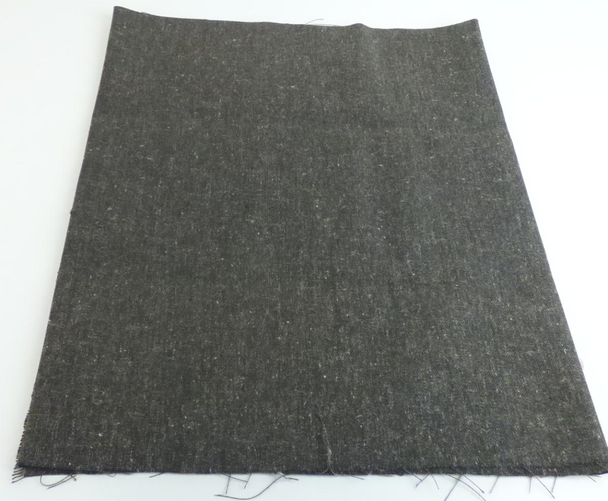 Gewebe, sog. Möbelbezugsstoff für die Möbelindustrie, Art. Santo, Foto siehe Anlage,
- als Meterware, mit einer Breite von laut Antrag 141 cm,
- laut Untersuchungsergebnis:
-- buntgewebt (melierte Garne),
-- in Leinwandbindung,
-- aus synthetischen Spinnfasern (Polyester) und Leinen,
-- die Antragsangaben von 85 GHT Polyester und 15 GHT Leinen können als zutreffend angesehen
   werden.

"Gewebe aus synthetischen Spinnfasern, mit einem Anteil an diesen Spinnfasern von 85 GHT, mit einem 
 Anteil an Polyester-Spinnfasern von 85 GHT, buntgewebt"