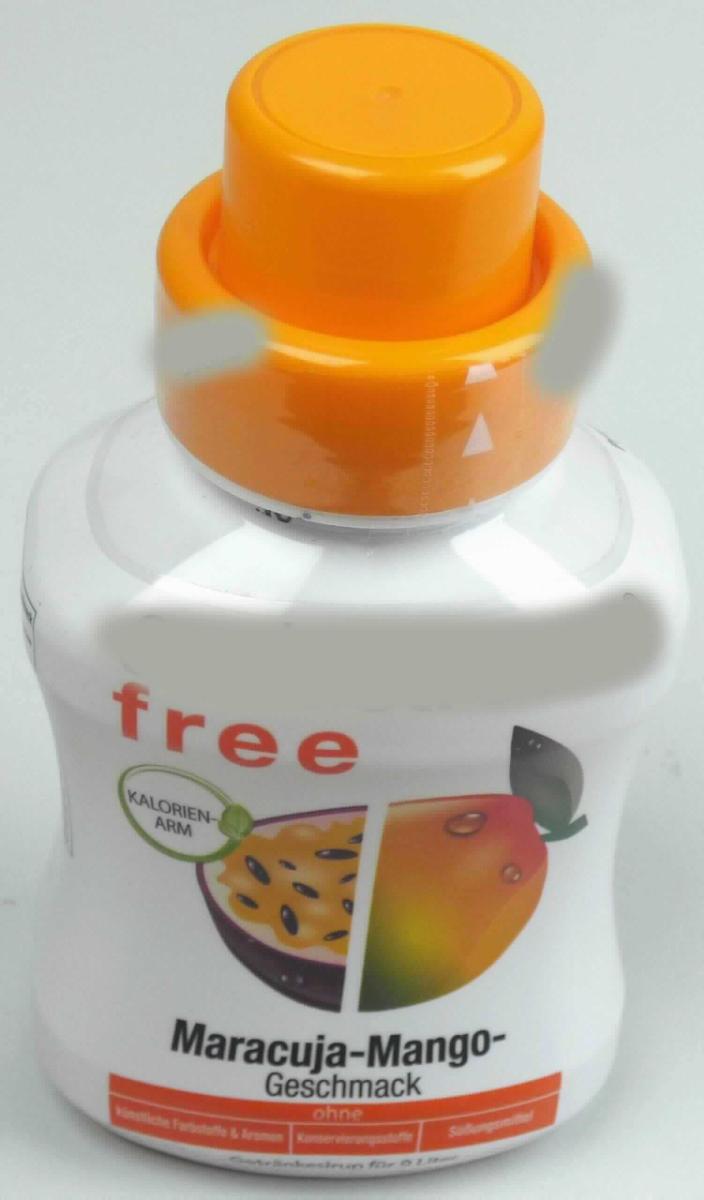 Kalorienarmer Getränkesirup, Maracuja-Mango

Vorgelegt wurde eine weiße, für den Einzelverkauf aufgemachte, vollständig mit einer mehrfarbig bedruckten Kunststofffolie umhüllte Kunststoffflasche mit orangefarbenem Schraubdeckel. Der Aufdruck enthält Angaben über den Vertreiber und die Produktbezeichnung, den Inhalt (375 ml), die Zutaten, die Zubereitung (1 Teil Sirup + 
23 Teile Wasser im Glas oder in der Flasche mischen) und die Nährwerte.
Inhalt: Orangefarbene, leicht trübe, sirupöse Flüssigkeit; Geschmack sauer, nach Fruchtaroma, süß. Anleitungsgemäßes Verdünnen mit Wasser ergibt ein Getränk mit Fruchtgeschmack.

Antragsangaben:
Saccharose/Invertzucker/Isoglucose: weniger als 5 GHT
Stärke/Glucose, Milchfett und Milchprotein: nicht enthalten
Alkoholgehalt: mehr als 0,5 % vol.

Lebensmittelzubereitung, anderweit weder genannt noch inbegriffen; zusammengesetzte alkoholhaltige Zubereitung der zum Herstellen von Getränken verwendeten Art, nicht auf der Basis von Riechstoffen; mit einem Gehalt an zugesetztem Rohr- oder Rübenzucker der Unterpositionen 1701 91 bis 1701 99 der KN von weniger als 65 % des Nettogewichts.