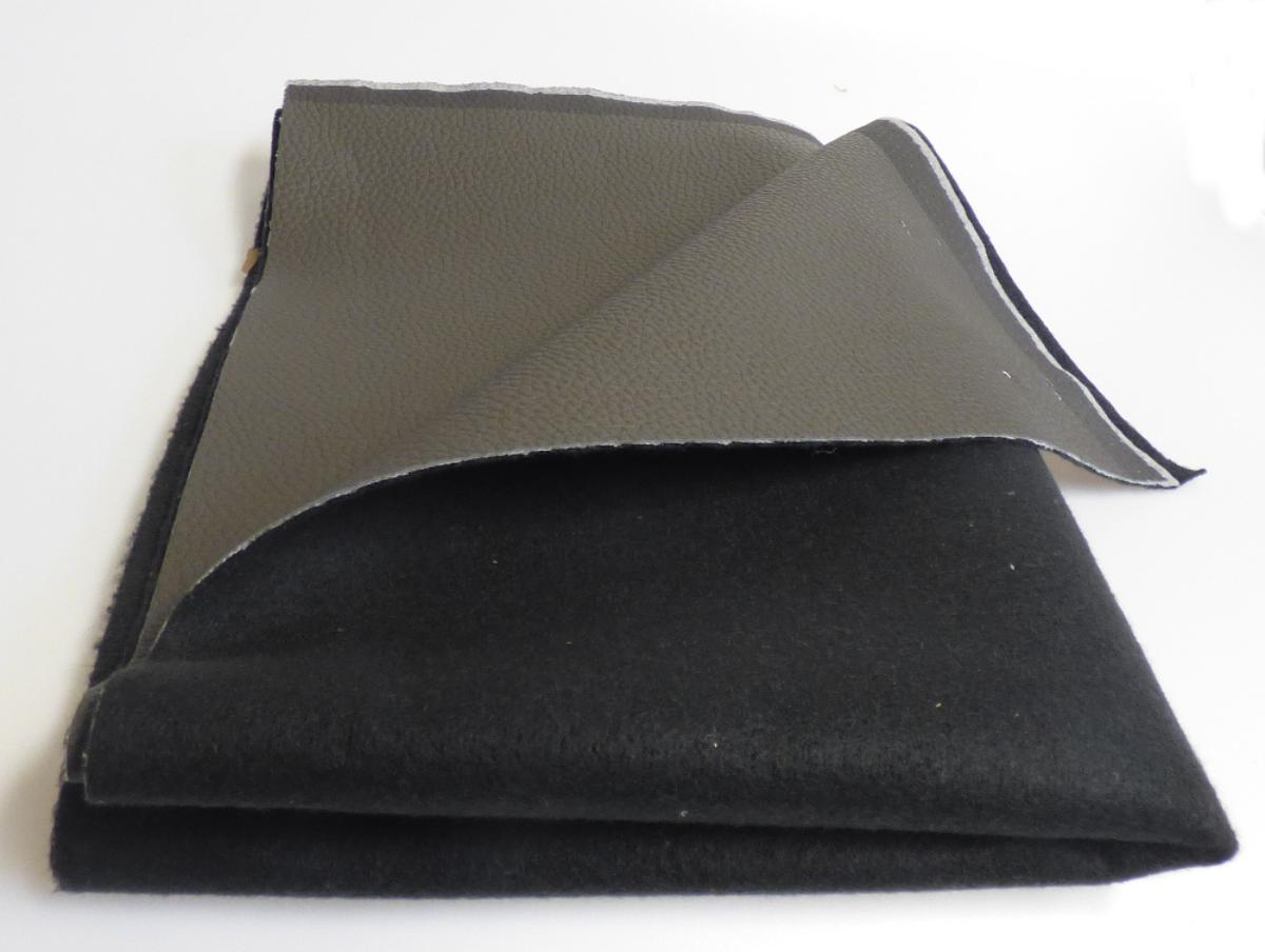 Textillaminat, sog. Möbelbezugsstoff, Art. Cosmopolitan, Foto siehe Anlage,
- als Meterware, mit einer Breite von laut Antrag 141 cm,
- aus zwei mit ihrer ganzen Fläche aufeinander liegenden und so miteinander durch Kleben verbundenen 
  Lagen,
-- mit einer Oberlage (Schauseite):
--- aus einem buntgewebten Gewebe aus Spinnstoffen, das auf der Außenseite (Schauseite) mit bloßem
    Auge wahrnehmbar mit Kunststoff (laut Antrag Polyurethan; Zellstruktur erkennbar) überzogen ist; das
    Gewebe ist dicht, geraut und dicker (ca. 3/5 der Gesamtdicke) als der Kunststoff und dient damit nicht 
    nur der Verstärkung, 
-- mit einer Unterlage:
--- aus einem einfarbigen und gerauten Kuliergewirke aus Spinnstoffen,
- von Hand bei einer Temperatur zwischen 15 und 30 °C auf einen Dorn von 7 mm Durchmesser
  aufrollbar ohne rissig zu werden,
- insbesondere im Hinblick auf die Verwendung als Möbelbezugsstoff bestimmt das die Schauseite
  bildende Gewebe der Position 5903 den Charakter der Ware.

"Gewebe, mit Kunststoff (Polyurethan) überzogen, anderes als solches der Position 5902, anderes als in
 der Unterposition 5903 2090 20 genannte"