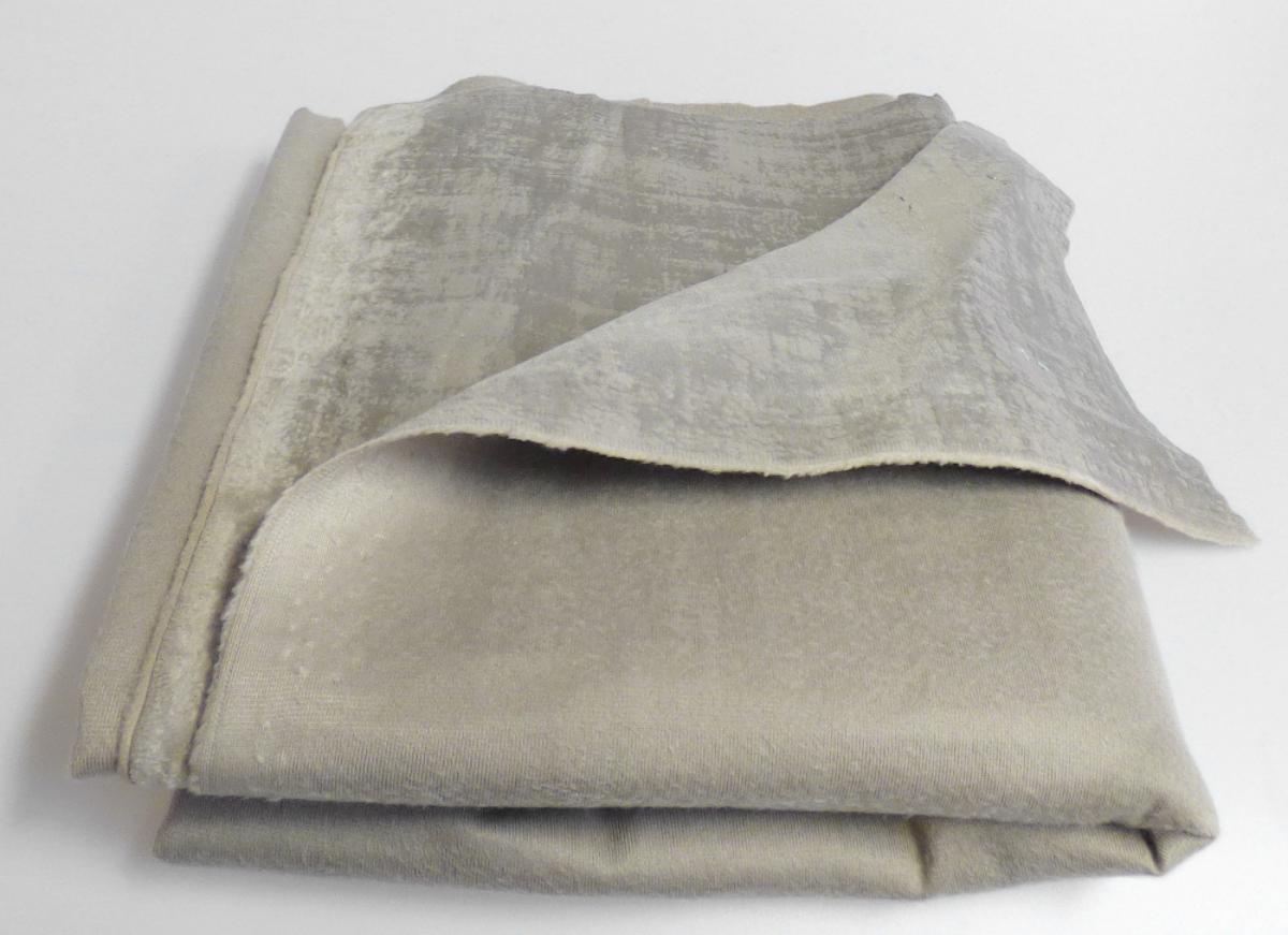 Samtgewirke, sog. Möbelbezugsstoff, Art. Diego, Foto siehe Anlage,
- als Meterware, mit einer Breite von laut Antrag 145 cm,
- in Kettenwirktechnik hergestellt,
- geprägt,
- aus synthetischen Chemiefasern (laut Antrag Polyester),
- kein Hochflorerzeugnis,
- kein Schlingengewirke.

"Samt, gewirkt, anderer als in den Unterpositionen 6001 10 bis 6001 29 genannte, aus Chemiefasern"