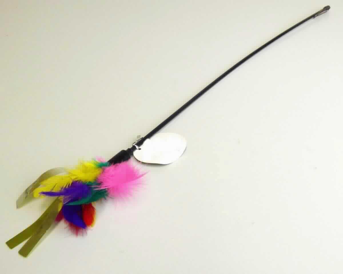 Katzenspielzeug, sog. "Federwedel", Foto siehe Anlage,
- in Form einer zusammengesetzten Ware, bestehend aus: 
- - einem ca. 45 cm langen Stab aus Kunststoff,
- - einem am oberen Ende des Stabes befestigten "Wedel" aus Federn,
- - drei metallisierten Streifen aus Kunststofffolie,
- die Federn sind in Bezug auf die Verwendung als Katzenspielzeug und nach dem Umfang charakterbestimmend,
- keine Einreihung als Spielzeug der Position 9503, da aufgrund der Aufmachung, der Form und des verwendeten
  Materials erkennbar ausschließlich für Tiere bestimmt.

"Ware aus Federn"
