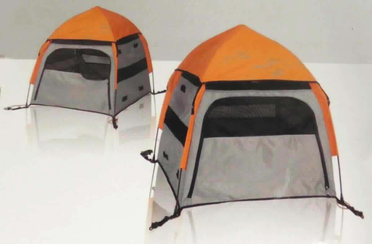 Schirmzeltähnliche Ware, sog. Transportbox UPet Tent, Foto siehe Anlage, 
- noch nicht zusammengesetzt eingehend, 
- in Form eines aufspannbaren Zelts, 
- mit den Abmessungen von ca. 105 cm x 105 cm x 100 cm, 
- mit einer Bespannung (Bezug) und einem Boden aus Geweben aus Spinnstoffen, 
- mit einer abnehmbaren Überdachung (Dachplane) aus Geweben aus Spinnstoffen,
- an zwei Seiten und am oberen Ende (unter der Überdachung) mit Einsätzen aus durchbrochenen Gewirken, 
- an einer Seite mit einer mit Reißverschluss zu öffnenden, halbrunden Zeltwandöffnung, 
- mit einem schirmähnlichen, zusammenfaltbaren, außen befestigten Gestell (Gestänge) aus Fiberglas (laut Antrag),
- dient als Ruheplatz für Hunde im Haus, in der Natur und bei Fahrten im Auto, 
- Ware der Position 6601 aufgrund der Beschaffenheit (schirmzeltähnliches Gestänge) und der Abmessungen,
- keine Einreihung als konfektionierte Ware aus Spinnstoffen (Tierhöhle) in die Position 6307, da die Position 6601
  die genauere Warenbezeichnung aufweist,
- in einem Beutel aus Spinnstoffen gemeinsam mit Zubehör (vier Erdnägel, eine Dachplane) verpackt.

"Sonnenschirm, gartenschirmähnliche Ware (ähnlich Schirmzelten)"