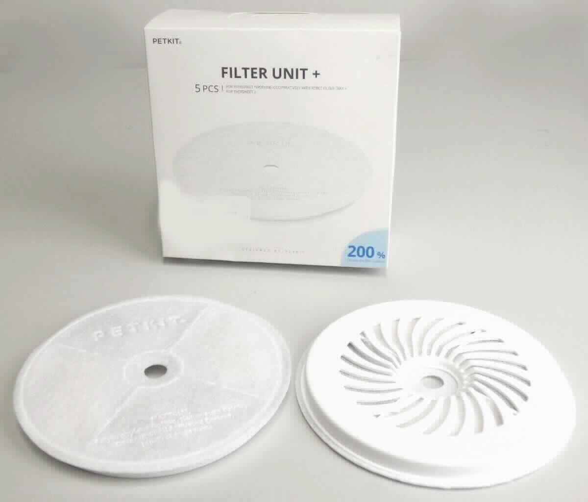 Trinkbrunnen Ersatzfilter (Abbildung siehe Anlage)
- aus einem kreisförmigen Gehäuse aus Kunststoff (Höhe: 0,9 cm; Durchmesser: 13,4 cm) 
  mit vier Kammern und spezifischen Aussparungen, abwechselnd gefüllt mit Kokosnuss-
  schalen-Aktivkohle und einem Ionenaustauschharz, jeweils auf der Ober- und Unterseite 
  mit einem speziellen Vlies versehen,
- zum Filtrieren von Wasser. 

"Apparat zum Filtrieren oder Reinigen von Wasser, kein Wasseraufbereitungssystem - 
 Trinkbrunnen Ersatzfilter"