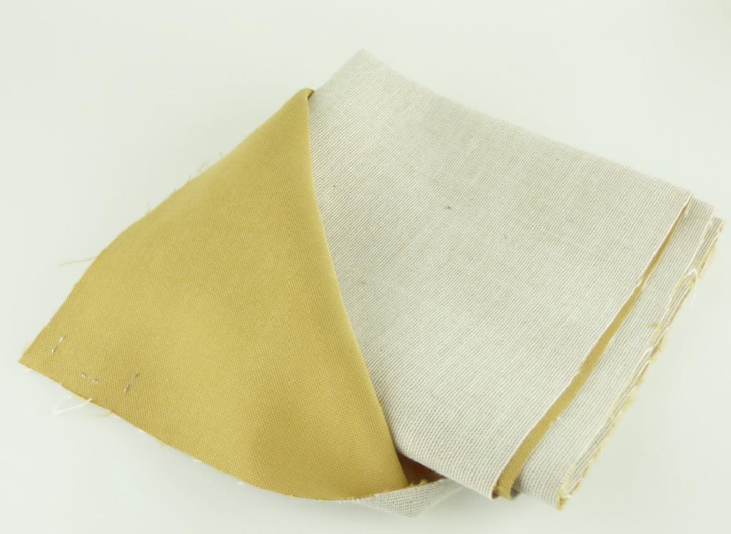 Textillaminat, sog. Möbelbezugsstoff, Art. Salina, Foto siehe Anlage,
- als Meterware; laut Antrag mit einer Breite von 143 cm,
- laut Untersuchungsergebnis:
-- aus zwei mit ihrer ganzen Fläche aufeinander liegenden und so miteinander durch Kleben verbundenen
   Lagen: 
--- mit einer Oberlage (Schauseite):
---- aus einem gerauten und buntgewebten Gewebe in Musterbindung aus Kettgarnen aus synthetischen
      Filamenten (laut Antrag Polyester) und aus Schussgarnen aus synthetischen Mikro-Spinnfasern 
      (laut Antrag Bikomponentenfasern aus Polyester (Fibrillen) und Polyamid (Matrix)),
---- mit einem Gesamtanteil an:
----- synthetischen Mikro-Spinnfasern von ca. 55 GHT (aus Polyester und laut Antrag 5 GHT Polyamid),
----- synthetischen Filamenten von ca. 45 GHT,
--- mit einer Unterlage: 
---- aus einem einfarbigen Gewebe in Leinwandbindung aus laut Antrag Polyester-Spinnfasern,
- das die Schauseite bildende Gewebe verleiht der Ware insbesondere im Hinblick auf die Bedeutung
  in Bezug auf die Verwendung als Möbelbezugsstoff ihren wesentlichen Charakter.

"Gewebe aus synthetischen Spinnfasern, anderes als in den Positionen 5512 bis 5514 genannte, aus
 Polyester-Spinnfasern, hauptsächlich mit synthetischen Filamenten gemischt, buntgewebt"