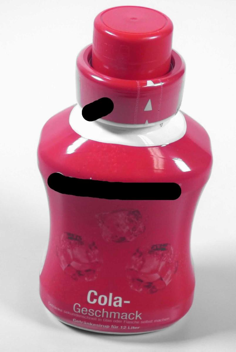 Zuckerhaltiger Getränkesirup, Cola

Vorgelegt wurde eine weiße, für den Einzelverkauf aufgemachte, vollständig mit einer mehrfarbig bedruckten Kunststofffolie umhüllte Kunststoffflasche mit rotem Schraubdeckel. Der Aufdruck enthält Angaben über den Vertreiber und die Produktbezeichnung, den Inhalt (500 ml), die Zutaten, die Zubereitung (1 Teil Sirup + 23 Teile Wasser im Glas oder in der Flasche mischen) und die Nährwerte.
Inhalt: Dunkelbraune, in Verdünnung klare, sirupöse Flüssigkeit; Geschmack vorherrschend süß, arteigen aromatisiert nach Cola. Anleitungsgemäßes Verdünnen mit Wasser ergibt ein Getränk mit Colageschmack.

Antragsangaben:
Saccharose/Invertzucker/Isoglucose: mehr als 50 und weniger als 70 GHT
Stärke/Glucose, Milchfett und Milchprotein: nicht enthalten
Alkoholgehalt: weniger als 0,5 % vol.

Lebensmittelzubereitung, anderweit weder genannt noch inbegriffen; Zuckersirup, aromatisiert oder gefärbt; kein Isoglucose-, Lactose-, Glucose- oder Maltodextrinsirup; mit einem Gehalt an Saccharose (einschließlich Invertzucker als Saccharose berechnet) oder Isoglucose (als Saccharose berechnet) von weniger als 70 GHT; mit einem Gehalt an zugesetztem Rohr- oder Rübenzucker der Unterpositionen 1701 91 bis 1701 99 der KN von weniger als 65 % des Nettogewichts.