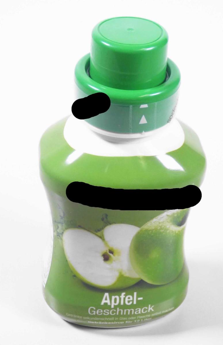 Zuckerhaltiger Getränkesirup, Apfel

Vorgelegt wurde eine weiße, für den Einzelverkauf aufgemachte, vollständig mit einer mehrfarbig bedruckten Kunststofffolie umhüllte Kunststoffflasche mit grünem Schraubdeckel. Der Aufdruck enthält Angaben über den Vertreiber und die Produktbezeichnung, den Inhalt (500 ml), die Zutaten, die Zubereitung (1 Teil Sirup + 23 Teile Wasser im Glas oder in der Flasche mischen) und die Nährwerte.
Inhalt: Rotbraune, klare, sirupöse Flüssigkeit; Geschmack sauer, nach Apfel, süß. Anleitungsgemäßes Verdünnen mit Wasser ergibt ein Getränk mit Apfelgeschmack.

Antragsangaben:
Saccharose/Invertzucker/Isoglucose: mehr als 50 und weniger als 70 GHT
Stärke/Glucose, Milchfett und Milchprotein: nicht enthalten
Alkoholgehalt: mehr als 0,5 % vol.

Lebensmittelzubereitung, anderweit weder genannt noch inbegriffen; zusammengesetzte alkoholhaltige Zubereitung der zum Herstellen von Getränken verwendeten Art, nicht auf der Basis von Riechstoffen; mit einem Gehalt an zugesetztem Rohr- oder Rübenzucker der Unterpositionen 1701 91 bis 1701 99 der KN von weniger als 65 % des Nettogewichts.