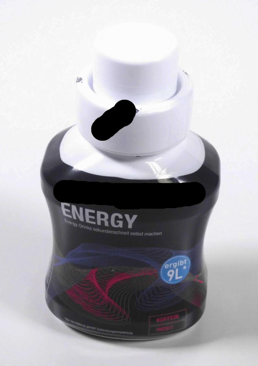 Zuckerhaltiger Getränkesirup, Energy

Vorgelegt wurde eine weiße, für den Einzelverkauf aufgemachte, vollständig mit einer mehrfarbig bedruckten Kunststofffolie umhüllte Kunststoffflasche mit weißem Schraubdeckel. Der Aufdruck enthält Angaben über den Vertreiber und die Produktbezeichnung, den Inhalt (375 ml), die Zutaten, die Zubereitung (1 Teil Sirup + 23 Teile Wasser im Glas oder in der Flasche mischen) und die Nährwerte.
Inhalt: Dunkelbraune, klare, sirupöse Flüssigkeit; Geschmack sauer, nach Fruchtaroma, süß. Anleitungsgemäßes Verdünnen mit Wasser ergibt ein Getränk mit Fruchtaromageschmack.

Antragsangaben:
Saccharose/Invertzucker/Isoglucose: mehr als 50 und weniger als 70 GHT
Stärke/Glucose, Milchfett und Milchprotein: nicht enthalten
Alkoholgehalt: mehr als 0,5 % vol.

Lebensmittelzubereitung, anderweit weder genannt noch inbegriffen; zusammengesetzte alkoholhaltige Zubereitung der zum Herstellen von Getränken verwendeten Art, nicht auf der Basis von Riechstoffen; mit einem Gehalt an zugesetztem Rohr- oder Rübenzucker der Unterpositionen 1701 91 bis 1701 99 der KN von weniger als 65 % des Nettogewichts.