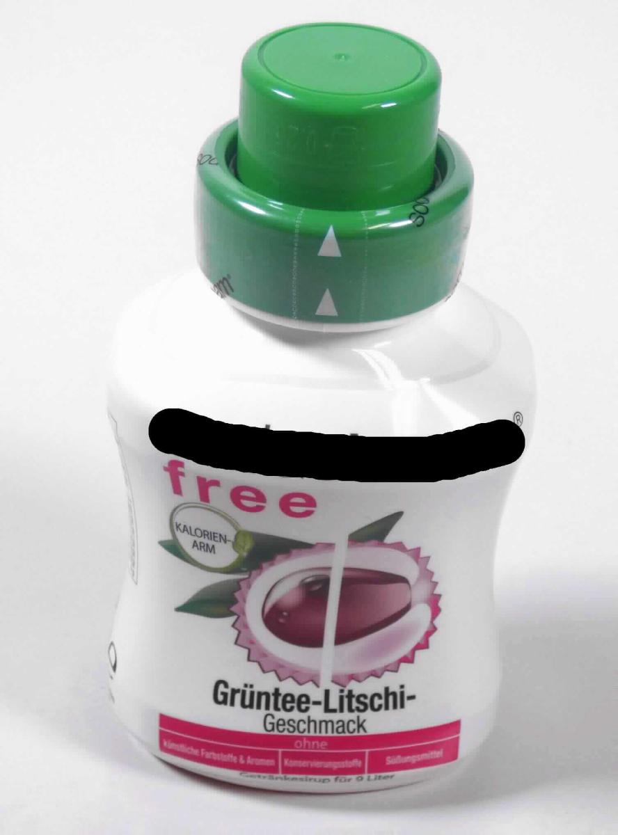 Kalorienarmer Getränkesirup, Grüntee-Litschi

Vorgelegt wurde eine weiße, für den Einzelverkauf aufgemachte, vollständig mit einer mehrfarbig bedruckten Kunststofffolie umhüllte Kunststoffflasche mit grünem Schraubdeckel. Der Aufdruck enthält Angaben über den Vertreiber und die Produktbezeichnung, den Inhalt (375 ml), die Zutaten, die Zubereitung (1 Teil Sirup + 23 Teile Wasser im Glas oder in der Flasche mischen) und die Nährwerte.
Inhalt: Gelbe, klare, sirupöse Flüssigkeit; Geschmack süß säuerlich, nach Litschi. Anleitungsgemäßes Verdünnen mit Wasser ergibt ein Getränk mit Litschigeschmack.

Antragsangaben:
Saccharose/Invertzucker/Isoglucose: weniger als 5 GHT
Stärke/Glucose, Milchfett und Milchprotein: nicht enthalten
Alkoholgehalt: mehr als 0,5 % vol.

Lebensmittelzubereitung, anderweit weder genannt noch inbegriffen; zusammengesetzte alkoholhaltige Zubereitung der zum Herstellen von Getränken verwendeten Art, nicht auf der Basis von Riechstoffen; mit einem Gehalt an zugesetztem Rohr- oder Rübenzucker der Unterpositionen 1701 91 bis 1701 99 der KN von weniger als 65 % des Nettogewichts.