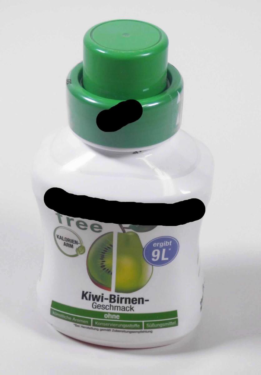 Kalorienarmer Getränkesirup, Kiwi-Birne

Vorgelegt wurde eine weiße, für den Einzelverkauf aufgemachte, vollständig mit einer mehrfarbig bedruckten Kunststofffolie umhüllte Kunststoffflasche mit grünem Schraubdeckel. Der Aufdruck enthält Angaben über den Vertreiber und die Produktbezeichnung, den Inhalt (375 ml), die Zutaten, die Zubereitung (1 Teil Sirup + 23 Teile Wasser im Glas oder in der Flasche mischen) und die Nährwerte.
Inhalt: Gelbe, klare, sirupöse Flüssigkeit; Geschmack sauer, nach Fruchtaroma, süß. Anleitungsgemäßes Verdünnen mit Wasser ergibt ein Getränk mit Fruchtgeschmack.

Antragsangaben:
Saccharose/Invertzucker/Isoglucose: weniger als 5 GHT
Stärke/Glucose, Milchfett und Milchprotein: nicht enthalten
Alkoholgehalt: mehr als 0,5 % vol.

Lebensmittelzubereitung, anderweit weder genannt noch inbegriffen; zusammengesetzte alkoholhaltige Zubereitung der zum Herstellen von Getränken verwendeten Art, nicht auf der Basis von Riechstoffen; mit einem Gehalt an zugesetztem Rohr- oder Rübenzucker der Unterpositionen 1701 91 bis 1701 99 der KN von weniger als 65 % des Nettogewichts.