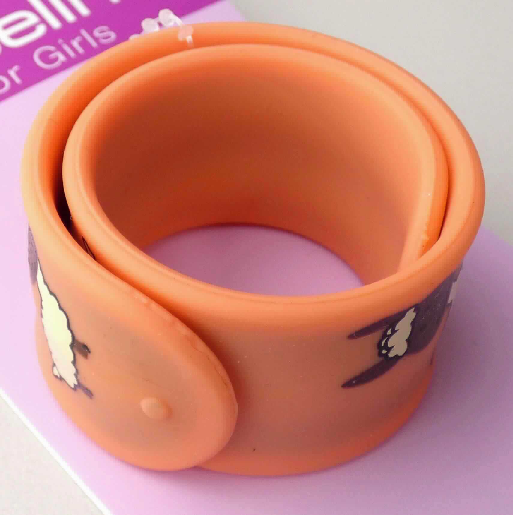 Es handelt sich um ein etwa 21,5 cm langes und etwa 2,5 cm breites Armband, bestehend aus einem leicht gewölbten "Band" aus Stahl, das sich aufgrund mechanischer Eigenspannung zusammenrollt und somit ohne Hilfsmittel am Arm fixiert wird, aber bei überdehntem Zustand in Längsrichtung stabil ist. Das Stahlband ist vollständig mit Kunststoff ummantelt und auf der Schauseite mit Bildmotiven versehen. Die Ware ist an einer Pappkarte befestigt.
-Antragstellerangaben-

Bei dem aus verschiedenen Stoffen zusammengesetzten Erzeugnis bestimmt das unedle Metall (Stahl) insbesondere im Hinblick auf die Bedeutung für die Verwendung als Armband den Charakter der Ware.

Abbildung siehe Anlage.

Derartige Erzeugnisse gehören als "Fantasieschmuck, aus unedlem Metall, anderer als solcher der Codenummern 7117 1100 00 0 und 7117 1900 10 0" zur Codenummer 7117 1900 90 0 des Zolltarifs.