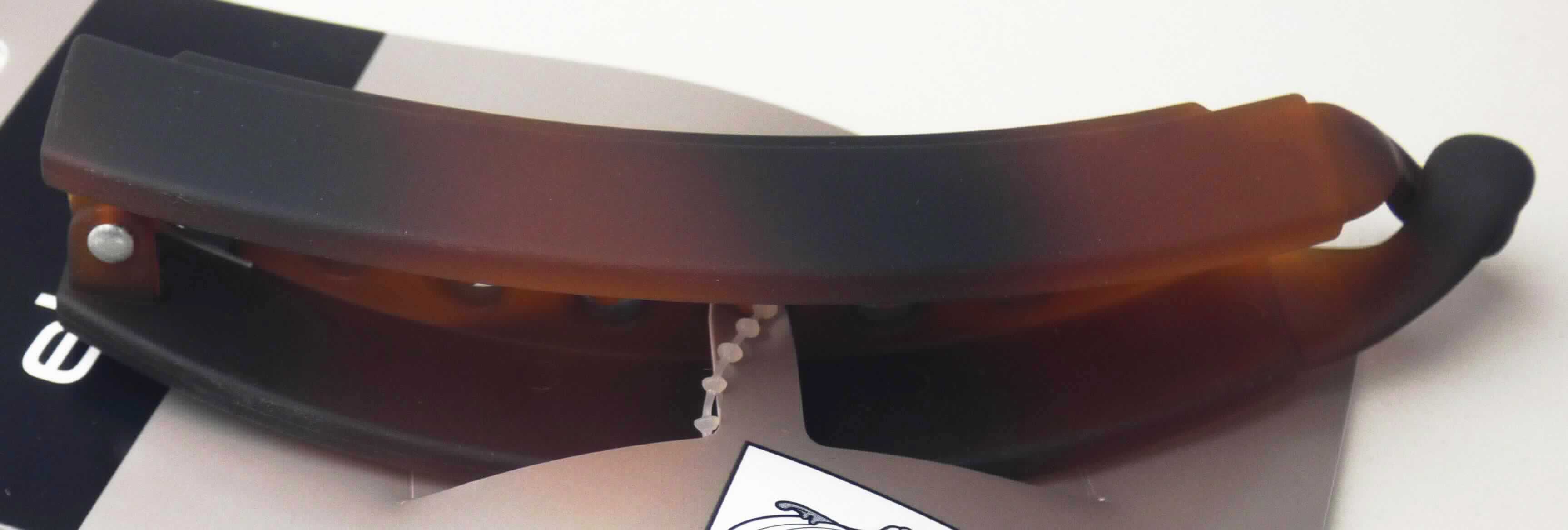 Es handelt sich um eine gebogene, ca. 11,5 cm lange und ca. 2 cm breite Haarspange aus Kunststoff, eine sog. Bananenspange (LAN: 11503) darstellend.
Mithilfe der Spange können die Haare zu einem Zopf zusammengefasst werden, indem die an einem Ende durch ein Gelenk sowie eine Metalllfeder miteinander verbundenen, gegenüberliegenden Kämme von unten an den Zopf herangeführt und über dem Zopf mittels zweier ineinandergreifender Kunststoffstege geschlossen werden.

Die auf einer Verkaufskarte mit Aufhängeöse aufgemachte Ware wird zum Zusammen- bzw. Zurückhalten des Haares und zugleich als dekorativer Schmuck verwendet.

Das Erzeugnis ist als "haarspangenähnliche Ware aus Kunststoff" einzureihen.