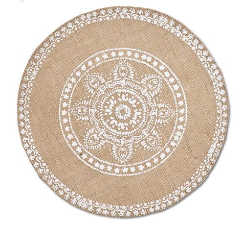 Platzmatte, sog. Platzset "Mandala", Art. 27035, Foto siehe Anlage,
- laut Antrag:
-- in runder Form, mit einem Durchmesser von ca. 38 cm,
-- aus ca. 1,3 mm dicken, bedruckten Geweben aus 100 % Leinen (= Flachs, pflanzlicher Spinnstoff),
-- am Rand durch Umschlagen und Festnähen gesäumt (somit konfektioniert),
- wird insbesondere wegen der Art und Steifheit des Materials üblicherweise nicht gewaschen und
  kennzeichnet sich aufgrund des Verwendungszwecks als Ware zur Innenausstattung (somit keine
  Tischwäsche der Position 6302).

"Andere Ware zur Innenausstattung (Platzmatte), aus Spinnstoffen, keine Ware der Position 9404,
 andere als in den Unterpositionen 6304 11 bis 6304 91 genannte, aus Flachs"