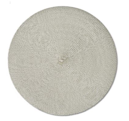 Platzmatte, sog. Platzset "Twist", Art. 27040, Foto siehe Anlage,
- laut Antrag: 
-- in runder Form, mit einem Durchmesser von ca. 38 cm,
-- aus einem ca. 0,8 mm breiten, bandförmigen Geflecht aus verschiedenen, einfarbigen Streifen aus
   synthetischer Spinnmasse (aus Polypropylen), mit einer augenscheinlichen Streifenbreite von weniger
   als 5 mm (damit keine Ware des Kapitels 39) und Garnen aus augenscheinlich synthetischen Chemie-
   fasern,
-- spiralförmig, teilweise überlappend zusammengenäht (somit konfektioniert),
- wird insbesondere wegen der Art des Geflechts und der Steifheit des Materials üblicherweise nicht
  gewaschen und kennzeichnet sich aufgrund des Verwendungszwecks als Ware zur Innenausstattung
  (somit keine Tischwäsche der Position 6302),
- insbesondere im Hinblick auf den Umfang verleihen die Streifen aus synthetischer Spinnmasse der
  Ware ihren wesentlichen Charakter.

"Andere Ware zur Innenausstattung (Platzmatte), aus Spinnstoffen, keine Ware der Position 9404, aus
 einem Geflecht aus Streifen aus synthetischer Spinnmasse"