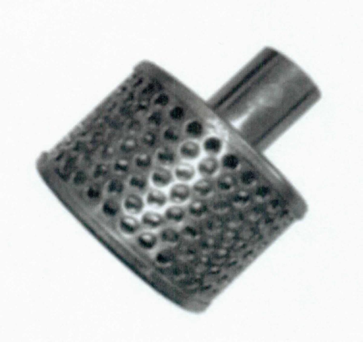 Sog. Saugkorb mit Schlauchstutzen
- zylinderförmiges Erzeugnis aus verzinktem Stahl mit einem Filtergewebe in Form von 
  Lochplatten und einem Schlauchanschlussstutzen (Abbildung siehe Anlage),
- zum Anbringen an eine Saugleitung,
- zur Reinigung des angesaugten Wassers von größeren Sedimenten.

"Apparate zum Reinigen von Wasser, keine Ware der TARIC-Codes 8421 2100 10 bis 8421 2100 20
 - sog. Saugkorb"
