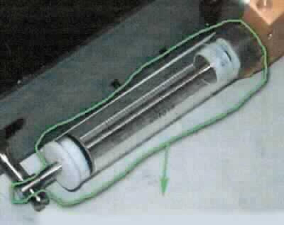 Sog. Glasspritze (Syringe),
- aus einem maßhaltig nach Zeichnung gefertigten, zylinderförmigen Körper 
  (Länge: 60,2 bis 90,2 mm, Durchmesser: 8,6 mm) aus Borosilikatglas, einem sich
  darin bewegenden Kolben aus Kunststoff (PTFE) mit Betätigungsvorrichtung aus Metall,
  einer Dichtung aus Kunststoff (PTFE) sowie einer Metallspitze mit Außengewinde 
  (Abbildung siehe Anlage),
- zur Verwendung in einem Spritzendosierer (nicht Gegenstand des Gutachtens),
- zum Aufnehmen, Weitertransportieren und Wiedergeben von Kleinstmengen zu analysierender
  flüssiger Proben im Bereich von 50 µl bis 5 ml.

"Teil erkennbar ausschließlich für eine Maschine mit eigener Funktion bestimmt,
 in Kapitel 84 anderweit weder genannt noch inbegriffen, keine Ware der TARIC-Codes
 8479 9015 00 bis 8479 9070 87 - sog. Glasspritze (Syringe)"