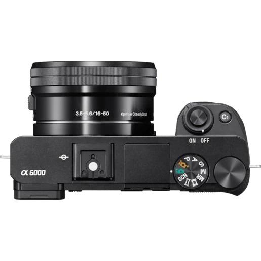 Digitaler Fotoapparat (Abbildung s. Anlage)
- aus einem CMOS-Bildsensor, Bildprozessor, Objektiv, elektronischem Verschlusssystem,
  Blitzgerät, Mikrofon und WLAN-Modul in einem Gehäuse (Abmessungen: 120 x 66,9 x 45,1 mm)
  mit 3'' LC-Farbdisplay, Bedienelementen, Speicherkartenschacht, Batteriefach mit Akkumulator
  und USB- sowie Audio/Videoanschlüssen,
- zur Aufnahme, Speicherung und Wiedergabe von Einzelbildern und von Videos mit einer
  maximalen Aufzeichnungsdauer einer einzelnen Videosequenz von weniger als 30 Minuten
  - kennzeichnende Haupttätigkeit - sowie zum Senden, Konvertieren und Empfangen von
  digitalisierten Signalen in einem drahtlosen Netzwerk,
- zusammen mit Beipack (Kabel, Netzteil, Okularkappe, Tragegurt, Bedienungsanleitung)
  in einer gemeinsamen Verkaufsverpackung.
Der digitale Fotoapparat bestimmt den Charakter des Ganzen.

"Digitaler Fotoapparat, nicht von den Unterpositionen (KN) 8525 81 00 bis 8525 83 00 erfasst (Digitaler Fotoappartat - kennzeichnende Haupttätigkeit - in Kombination mit Kommunikationsgerät, in Warenzusammenstellung mit nicht charakterbestimmendem Beipack, in Aufmachung für den Einzelverkauf)"