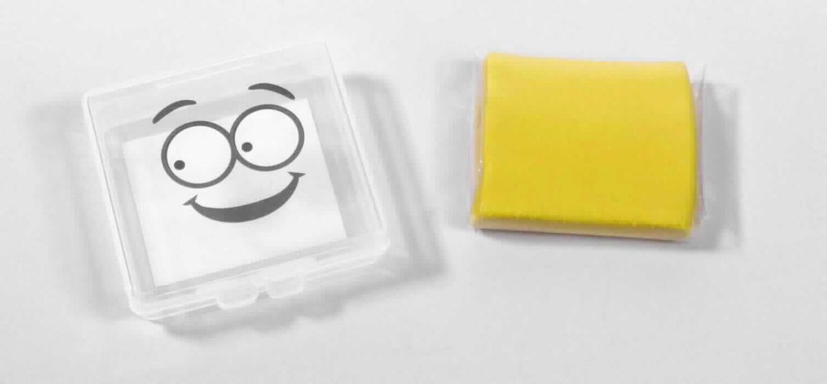 Angaben des Antragstellers: 
Knetradierer in verschiedenen Farben

Feststellungen an einem Warenmuster:
Es wurde ein knetbarer, gelber Radiergummi aus einem elastischen Material vorgelegt. Bei dem elastischen Material handelt es sich um einen nicht vulkanisierten Kautschuk. Der Radiergummi ist in einer transparenten Aufbewahrungsbox verpackt und für den Einzelverkauf aufgemacht.

Befund:
Es liegt eine andere Ware aus nicht vulkanisiertem Kautschuk im Sinne der Unterposition (KN) 4006 9000 vor.