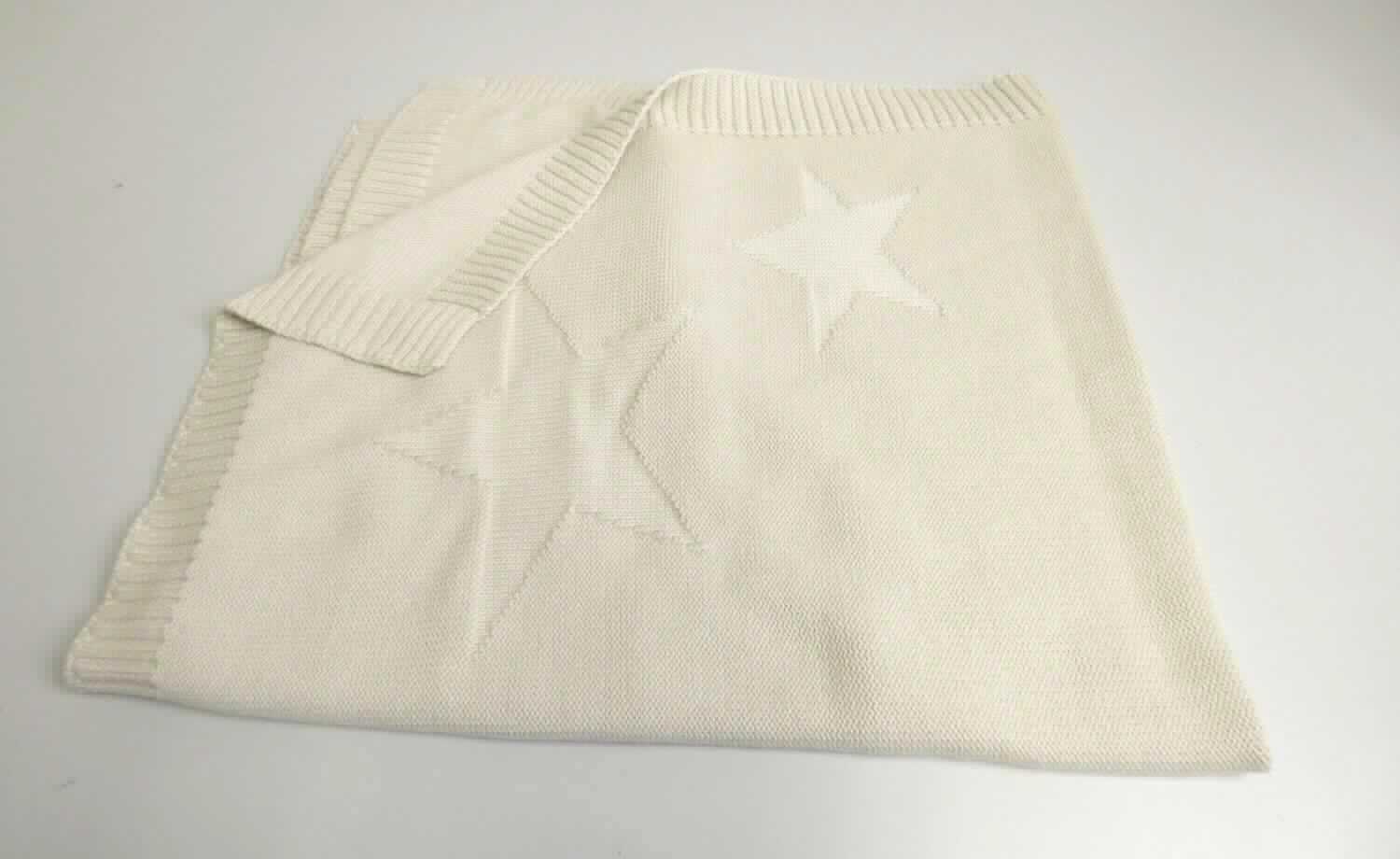 Decke, sog. Strickdecke aus Baumwolle, Art. 9271870, Foto siehe Anlage,
- rechteckig, laut Antrag in den Abmessungen: 75 cm x 90 cm,
- aus ca. 2,2 mm dicken, einfarbigen, musterbildend gestrickten Gestricken aus laut Antrag 100 % Baumwolle,
- abgepasst hergestellt (somit konfektioniert),
- ohne elektrische Heizvorrichtung,
- aufgrund des verwendeten Materials keine Ware der Unterposition (HS) 6301 20.

"Decke, aus Spinnstoffen, ohne elektrische Heizvorrichtung, aus Baumwolle, aus Gestricken"
