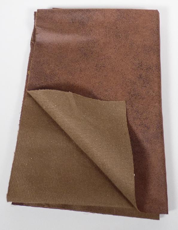 Textillaminat, sog. Möbelbezugsstoff, Art. Kansas, Foto siehe Anlage,
- als Meterware, laut Antrag mit einer Breite von 142 cm,
- laut Untersuchungsergebnis:
-- aus zwei mit ihrer ganzen Fläche aufeinander liegenden und so miteinander durch Kleben verbundenen
   Lagen:
--- mit einer Oberlage (Schauseite):
---- aus einem gerauten und musterbildend mit Kunststoff bedruckten Gewebe in Atlasbindung aus 
      ungezwirnten und nicht hochfesten Garnen, 
----- mit Kettgarnen aus synthetischen Filamenten (laut Antrag Polyester),
----- mit Schussgarnen aus dickeren, synthetischen Filamenten (laut Antrag Polyester) und synthetischen
       Mikro-Spinnfasern (laut Antrag Polyester), 
---- mit einem Gesamtanteil an:
----- synthetischen Filamenten von laut Antrag ca. 60 GHT,
----- synthetischen Spinnfasern von laut Antrag ca. 40 GHT,
--- mit einer Unterlage:
---- aus einem gefärbten und gerauten Kettengewirke aus synthetischen Chemiefasern (laut Antrag
      Polyester),
- das die Schauseite bildende Gewebe verleiht der Ware insbesondere im Hinblick auf die Bedeutung
  in Bezug auf die Verwendung als Möbelbezugsstoff ihren wesentlichen Charakter.

"Gewebe aus Garnen aus synthetischen Filamenten, anderes als in den Unterpositionen 5407 10 bis
 5407 84 genannte, bedruckt"