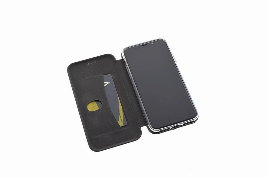 Etui für ein Mobiltelefon, sog. Bookcase, Foto siehe Anlage,
- nach den Antragsangaben:
- - mit einer Außenseite aus Kunststofffolien,
- - seitlich aufklappbar; mit einem integrierten Magnetverschluss versehen,
- - - an der linken Innenseite mit einem Einsteckfach ausgestattet,
- - - an der rechten Innenseite mit einer Schale aus Kunststoff als Halterung für ein Mobiltelefon
      ausgestattet, die an drei Schmalseiten die Außenseite bildet,
- - - auf beiden Innenseiten mit Spinnstoff ausgekleidet,
- - - mit einer bzw. mehreren Aussparungen zur Bedienung des Mobiltelefons versehen,
- - verfügt durch einen speziellen Klappmechanismus über eine Aufstellfunktion,
- - in unterschiedlichen Ausführungen für verschiedene Smartphonetypen,
- - verpackt an einem handelsüblichen Pappaufhänger,
- dient dem Transport und der Aufbewahrung eines Mobiltelefons in der Tasche oder der Handtasche.

"Ähnliches Behältnis (Etui für ein Mobiltelefon), Taschen- oder Handtaschenartikel, mit Außenseite
 aus Kunststofffolien"