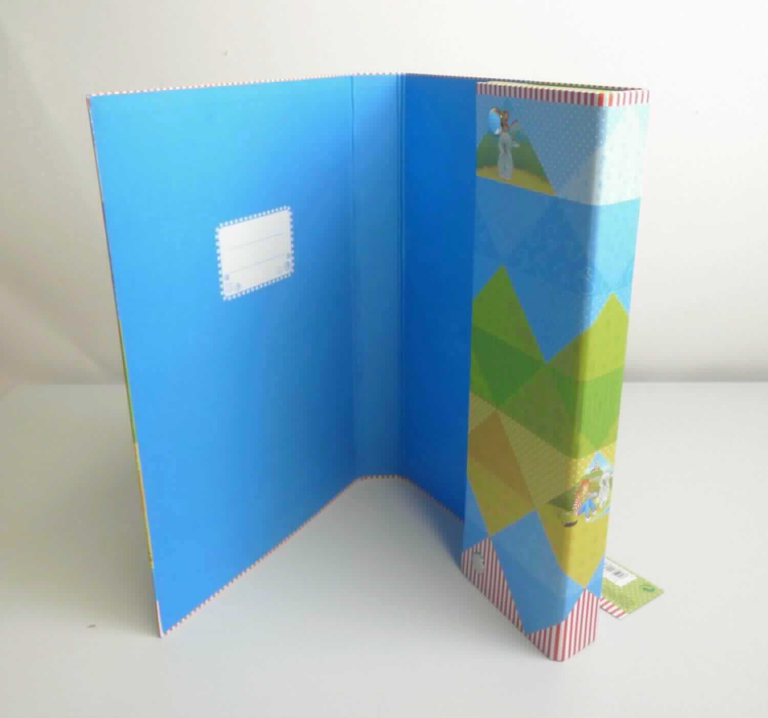 Bei dem vorgelegten Warenmuster handelt es sich um eine etwa 23,0 x 32,0 x 4,5 cm große Sammelmappe aus Pappe, die auf den Außenseiten mit Papier beklebt ist, das farbig bedruckt sowie mit einer dünnen Kunststofffolie überzogen ist. Der vordere Deckel ist innen mit einem Feld mit zwei gepunkteten Linien zum Beschriften bedruckt. Der hintere Deckel der Mappe ist am rechten Rand etwa 10,2 cm nach innen gefalzt. Am oberen und unteren Rand des hinteren Deckels ist jeweils ein etwa 3,4 cm nach innen gefalzter, etwa 9,3 cm breiter Zuschnitt aus dem gleichen Material wie die Sammelmappe angenietet. Die nach innen gefalzten Zuschnitte können mittels zweier Druckknöpfe miteinander verbunden werden und als Einstecktasche zum Sammeln von z. B. Heften dienen. An der Rückseite der Sammelmappe ist eine als Verschlusshilfe dienende, elastische Spannkordel befestigt. Die Ware ist mit einem bedruckten Hängeetikett versehen.

Abbildung siehe Anlage.

Derartige Waren gehören als "Ordner, aus Papier oder Pappe" zur Codenummer 4820 30 00 00 0 des Zolltarifs, da es sich zolltarifrechtlich um eine aus verschiedenen Stoffen zusammengesetzte Ware handelt, deren wesentlicher Charakter nach dem Umfang und im Hinblick auf die Bedeutung für die Verwendung durch die Papier- und Pappanteile bestimmt wird.