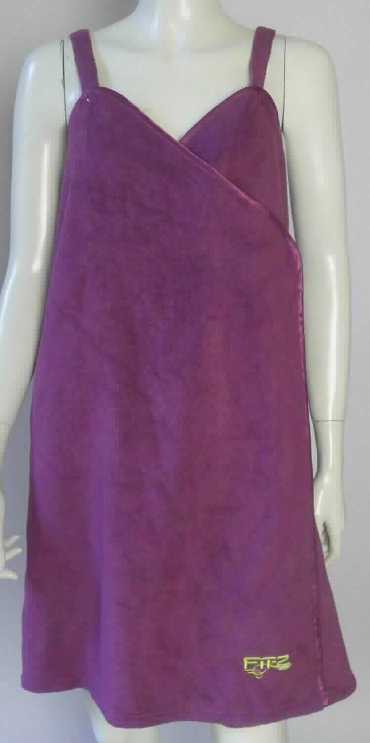 Bademantelähnliche Ware, in Erwachsenengröße, Foto siehe Anlage, 
- aus ca. 1,6 mm dicken, einfarbigen Schlingengewirken nach Art der Frottiergewirke aus laut Antrag 
  80 % Polyester und 20 % Polyamid (beides synthetische Chemiefasern),
- flachliegend annähernd rechteckig, laut Antrag mit den Abmessungen (B x H): 147 cm x 67 cm,
- am oberen Rand teilweise mit einem eingezogenen elastischen Band,
- mit ca. 3,5 cm breiten Schulterträgern,
- ohne Hinweise auf den Trägerkreis (unisex),
- vorn mit einer durchgehenden Öffnung, die mit einem Klettverschluss von rechts auf links zu schließen ist 
  (Frauenkleidung),
- ohne Taschen,
- an den Seiten mit Randeinfassungen; am oberen und unteren Rand durch Umschlagen und Festnähen gesäumt,
- wird augenscheinlich in der Sauna in Brusthöhe um den Körper getragen und üblicherweise ohne ein weiteres
  Kleidungsstück getragen; hat aufgrund des Verwendungszwecks (Schutz des Körpers vor Kälte und Blicken) die
  Funktion einer den Bademänteln ähnlichen Ware.

"Den Bademänteln ähnliche Ware (Sauna-Umhang), aus Schlingengewirken nach Art der Frottiergewirke, 
 für Frauen, aus Chemiefasern"
