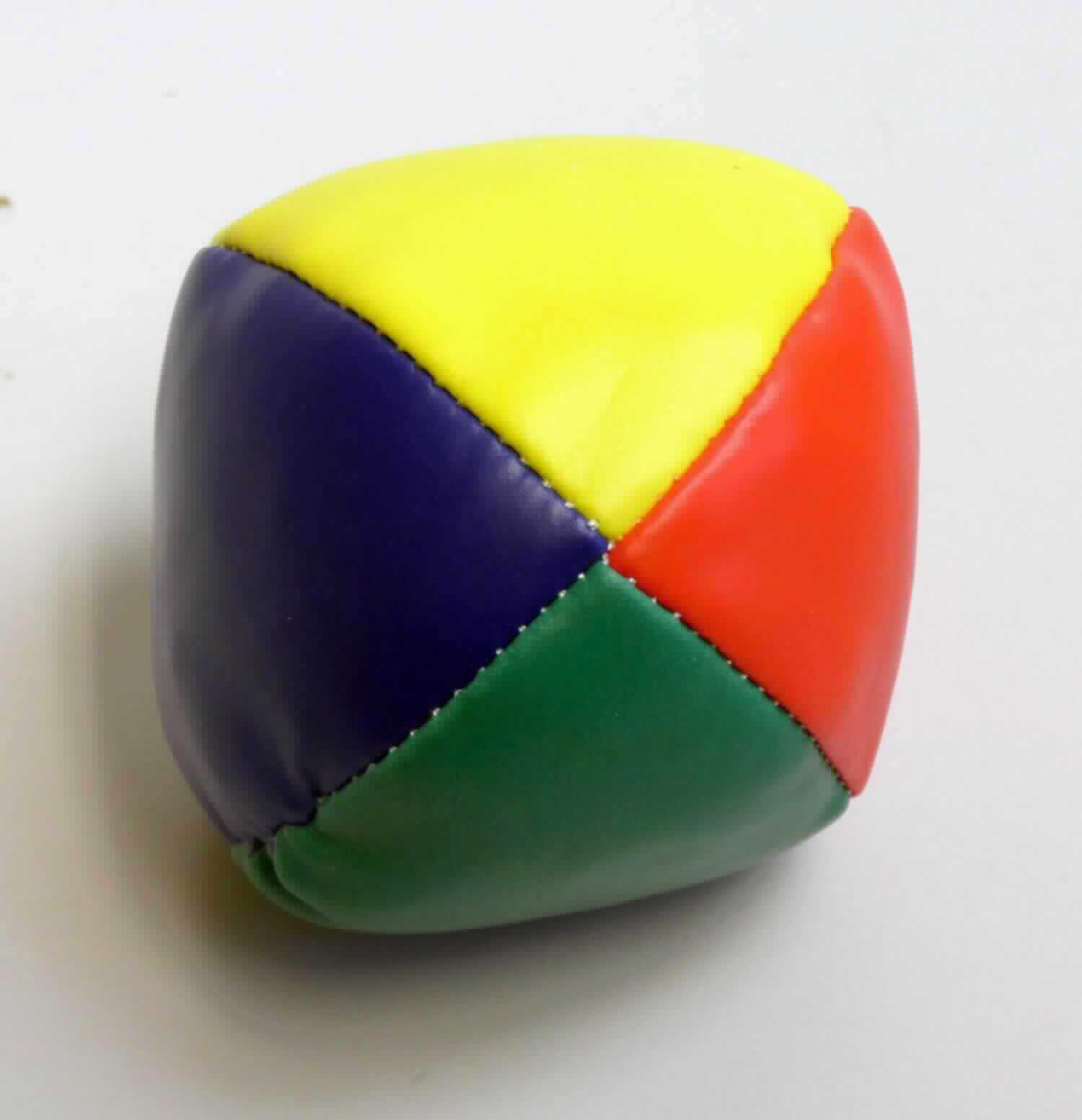 Bei dem vorliegenden Warenmuster handelt es sich um einen sog. "Artikel SA133 -Jonglierball"
-- lt. Antragsangaben mit einem Durchmesser von etwa 60 mm,
-- aus mit Kunststoff beschichteten, zusammengenähten Gewirkeabschnitten 
   (Flächenerzeugnis der Pos. 5903), in vier unterschiedlichen Farben (rot, gelb, blau, grün) 
-- im Inneren mit weiteren Hülle aus einfachen Geweben ausgestattet, 
   die lt. Antragsangaben mit Kunststoffkugeln befüllt ist (Gewicht etwa 85 bis 95 g).

Nach den Angaben der Antragstellerin wird die Ware als 12er-Set vertrieben und dient auf Grund ihrer Beschaffenheit (Größe, Füllung, Material) im Wesentlichen dem Jonglieren. Eine anderweitige Verwendung, z.B. zum Spielen, ist für die Einreihung der Ware von untergeordneter Bedeutung.

Derartige Erzeugnisse werden zolltariflich als "Ausrüstungsgegenstand für die allgemeine körperliche Ertüchtigung bzw. für Freiluftspiele, Ball, nicht von den Unterpositionen (KN) 9506 1110 bis 9506 6910 erfasst" eingereiht.