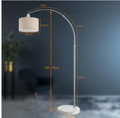 Bei der sog. Bogenlampe handelt es sich um eine bis zu etwa 175 cm hohe, elektrische Stehleuchte. Sie besteht aus einem etwa 3 cm hohen, zylindrischen Leuchtenfuß (d: etwa 30 cm) aus Marmor, einen dreiteiligen, drehbaren, im oberen Bereich gebogenen Leuchtenarm und einem zylindrischen Lampenschirm (d: 25 cm, H: 15 cm). Der Lampenschirm besteht aus einem Drahtgestell und einer mit textilem Flächenerzeugnis bezogener Kunststofffolie.
Zur elektrischen Ausstattung gehört eine  E27-Fassung, ein Netzstecker mit Zuleitung und ein Fußschalter.

Die Bestandteile aus Marmor und Metall bestimmen nach dem Umfang und nach der Bedeutung für die Verwendung und als Stabilität verleihendes Element den Charakter der Ware.

Ein Hinweis auf Handarbeit liegt nicht vor.

Die Ware ist als " Leuchte, anderweit weder genannt noch inbegriffen, nicht von der Unterposition (HS) 9405 11 erfasst, elektrische Stehleuchte, nicht ausschließlich zur Verwendung mit LED-Lichtquellen bestimmt, aus anderen Stoffen als Kunststoff, keramischen Stoffen oder Glas, nicht handgearbeitet" einzureihen.