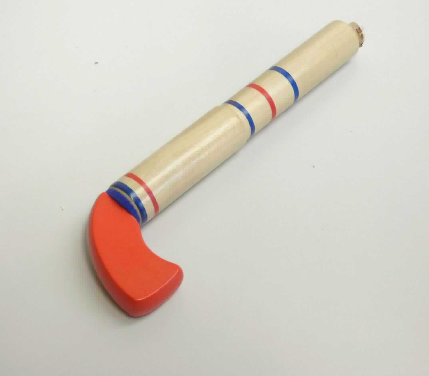 Bei der als "Korkenknaller, Art. GK803" bezeichneten Ware handelt es sich um ein Spielzeug in Form einer etwa 21,5 cm großen Nachbildung einer Waffe aus Holz. An der Mündung befindet sich ein Korkprojektil, das an einer Spinnstoffschnur befestigt ist. Um das Korkprojektil aus dem Lauf zu befördern, muss der Griff der Waffe nach hinten und dann mit Schwung nach vorne gedrückt werden. Beim Herausbefördern des Korkens wird ein Knallgeräusch erzeugt. 
Die Ware dient der spielerischen Unterhaltung von Kindern und ist in einem Polybeutel mit Pappaufhänger für den Einzelverkauf aufgemacht. 

Derartige Erzeugnisse werden zolltariflich als "Spielzeugwaffe, nicht aus Holz handgearbeitet" eingereiht.