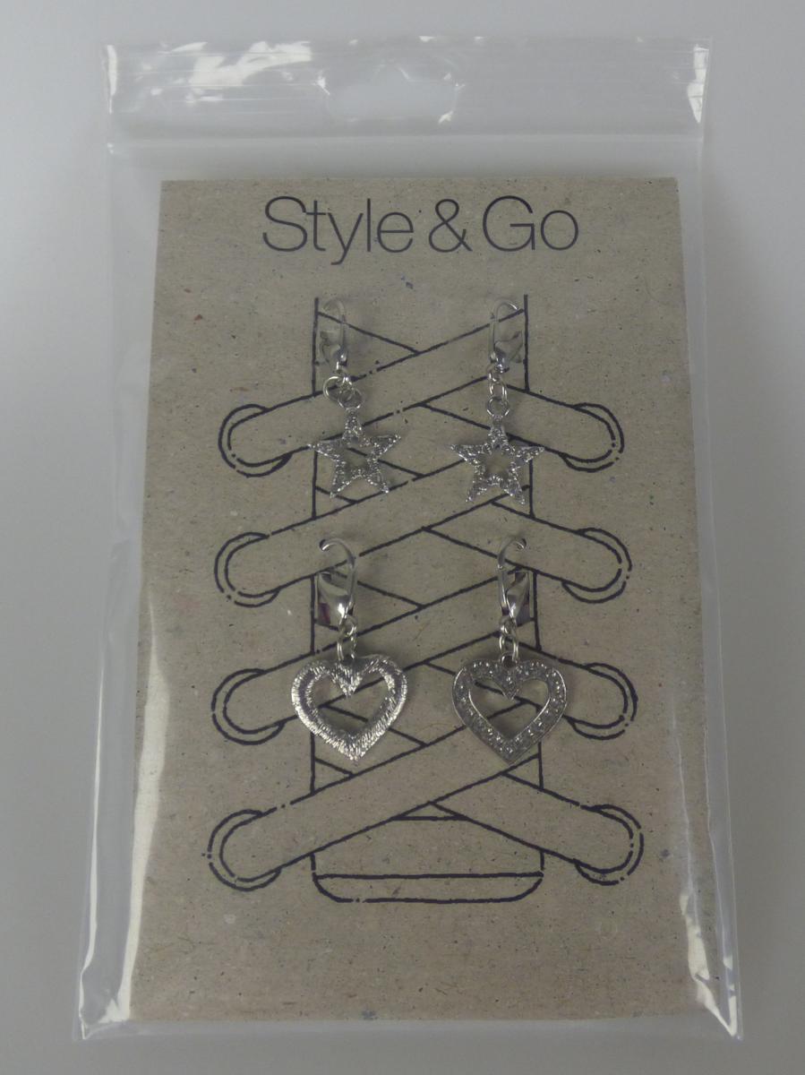 Warenbezeichnung: Sog. Schuhschmuck STYLE & GO CHARMS DECO.
Es handelt sich um zwei Paar Zierelemente, davon ein Paar mit einem
durchbrochenen Stern mit kleinen Strasssteinen und ein Paar mit einem
durchbrochenen Herzen mit kleinen Strasssteinen, jeweils einem Karabinerhaken
zur Befestigung am Schuh ausgestattet.
Die Ware dient als Fantasieschmuck aus unedlen Metallen zur Verzierung von
Schnürsenkeln und ist auf einer bedruckten Pappkarte zum Verkauf aufgemacht.
Keine Handarbeit, nicht in Verbindung mit Glas.
- Antragstellerangaben -
Abbildung siehe Anlage.
Eine Einreihung als Schuhteil in die Position 6406 kommt gemäß Anmerkung 2 zu
Kapitel 64 nicht in Betracht, da die Ware sich als Zier-/Schmuckelement für Schuhe
darstellt. Kein Verschluss, Verschlussbügel, keine Schnalle oder Spange aus
unedlen Metallen für Schuhe der Position 8308, da von dem Erzeugnis keine
Verschlussfunktion ausgeht.
Ein charakterbestimmender Stoff ist nicht feststellbar. Damit erfolgt die Einreihung in
Anwendung der AV 3 c) in die zuletzt genannte, in Betracht kommende Unterposition.

Derartige Erzeugnisse gehören als "anderer (als in den Unterpositionen 7117 1100
bis 7117 1900 genannter) Fantasieschmuck" zum TARIC-Code 7117 9000 00.