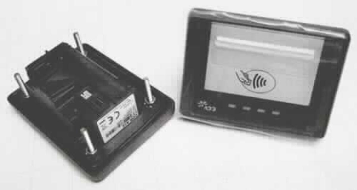 "EK-COR-A12" (Artikel-Nr.: 02396-73), mit integrierter Antenne zum kontaktlosen Auslesen (per NFC-Technologie) von verschiedenen Geld- und Kreditkarten (z. B. Pay Pass, Pay Wave, Kontaktloskarten nach ISO 14443 A7B, Mifare und ISO 18092 / girogo). 

Das Gerät (85 x 71 x 12 mm) ist mit den Schnittstellen RS232, RJ45 und USB ausgestattet und wird an eine OPM-Registrierkasse angeschlossen und ist dann zum Einbau in verschiedene Automaten bestimmt und dient dort zum Auslesen von Daten auf kontaktlosen Karten.
Das System der kontaktlosen Bezahlabwicklung wird durch Vorhalten der NFC-Karte gestartet; die Bedienführung erfolgt durch LED-Leuchten und akustische Signale. 

Die Ware wird als "Maschine zum Verarbeiten von Daten in codierter Form auf Datenträgern, anderweit weder genannt noch inbegriffen" eingereiht.

Anlage: 1 Abbildung