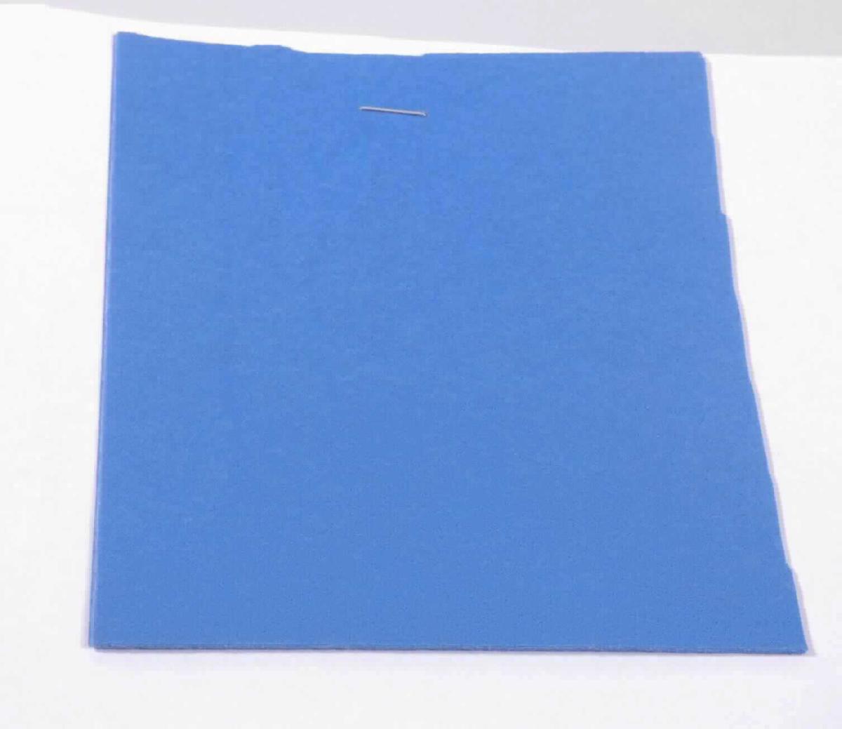 Angaben des Antragstellers:
Vliesstoff, Reinigungstuch, Kunstledertuch
(rechteckig zugeschnitten, gängige Abmessungen 40 x 40 cm)

Untersuchungsergebnisse an einem Warenmuster:
Abschnitt eines blauen Reinigungstuch, welches aus einem Vlies (Polyester/Cellulose) im Kern besteht. Auf den beiden Außenseiten ist das Vlies mit einem Zellkautschuk beschichtet.

Befund:
Es liegt ein Flaucherzeugnis aus Zellkautschuk im Sinne der Unterposition (KN) 4008 1100 vor.
